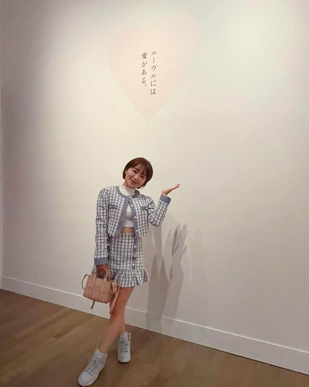 Roseのインスタグラム：「🍷🪽  ルーヴル美術館展 〜新国立美術館〜  生きてる間にまたフランス🇫🇷を訪れたいし 次行く時はクレイジーホースパリを観に行きたいな👠  iPhoneの時代じゃなかったから 写真が残ってないのが残念だけど あの時見た景色はすごくよく覚えていて 学生時代の当時、お金をはたいてでも海外旅行に行ってて本当に良かった✈️  #新国立美術館 #ルーヴル美術館展  #愛を描く  #ルーヴル美術館 #フランス #パリ #思い出  #セットアップコーデ #水色コーデ  #ショートカット #ショートボブ」