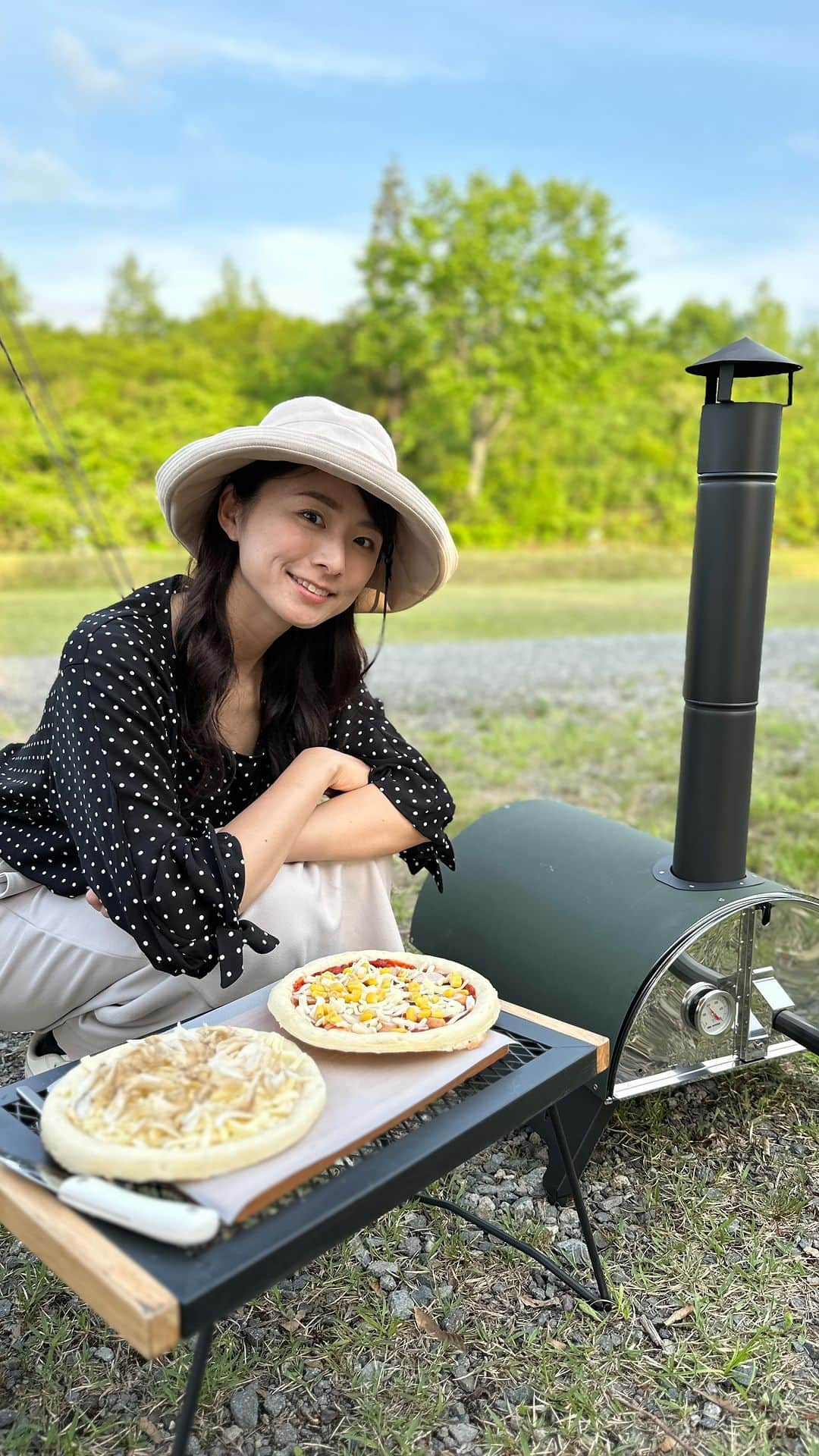 今井美穂のインスタグラム：「⁡ 焼きたてピザ最高すぎる🤤🍕💓 ⁡ この間、リポーターとして紹介したこちら ホンマ製作所のピザ窯✨ 可愛いし手軽すぎて買っちゃいました😆🙌  @honma_seisakusyo  ⁡ ペレットで400℃まで温度上がって ピザが1-2分で焼けちゃうんです☺️🔥 ⁡ 早速キャンプで使ってみました〜😁 簡単な具材乗っけてすぐに焼けちゃう😊 めちゃくちゃ楽しい〜🙌 ⁡ ちなみにピザ生地は 業務スーパーの冷凍のがコスパ最高です👍 ⁡ このクオリティのピザが🍕 自分で焼けちゃうなんて感動🥹 ⁡ この夏は🌻 親戚の子供たち集めてピザパーティーしたい🥹 ⁡ ⁡ #キャンプ #アウトドアグッズ #ホンマ製作所 #ピザ窯 #キャンプ女子」