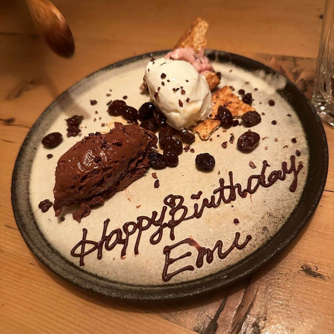 福地夏未さんのインスタグラム写真 - (福地夏未Instagram)「🎂 フライングバースデー♡ えみちお誕生日おめでとう〜🎈 12年目の関係になっても、 こうやってずっと変わらない関係を 続けてくれてありがと🫶🏻 これからも全力で楽しんでこ❤️‍🔥  ということで楽しい美味しいバースデーNight〜◎  好みすぎるお料理ばかり、、！ 特に牡蠣と大根のメニューは、美味しすぎてみんなで、んーってうなってた🦪  店内もかわいく、こじんまりした雰囲気でとても好き♡ また食べに来たくなるお店でした！  _ #happybirthday #お誕生日 #30歳突入 #話題は健康と結婚と仕事 #年齢 #12年目 #渋谷ディナー #渋谷グルメ #渋谷ビストロ #神泉 #神泉グルメ #夏未のおいしい」6月10日 10時58分 - natsuminmin19