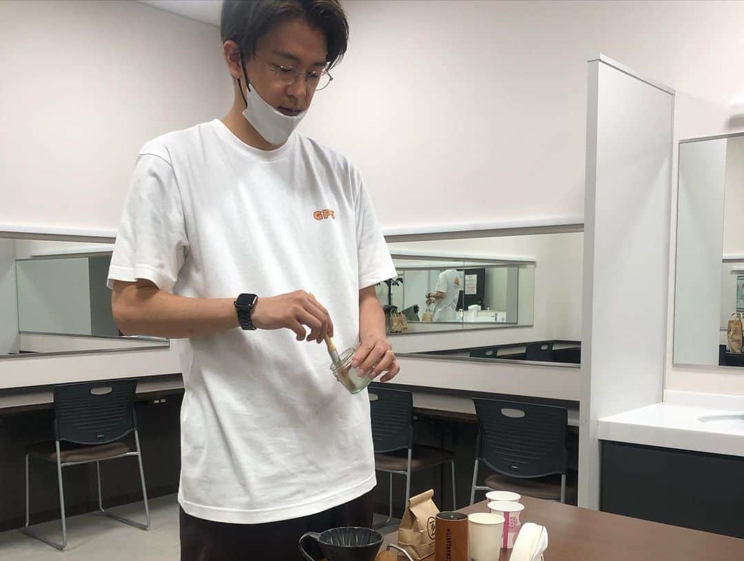 瀬下豊さんのインスタグラム写真 - (瀬下豊Instagram)「昨日はアインシュタインが単独ライブ呼んでくれました‼️  あと、石井が美味しいコーヒーを豆から挽いて作ってくれました‼️  ありがとう😊」6月10日 10時59分 - tjkseshita