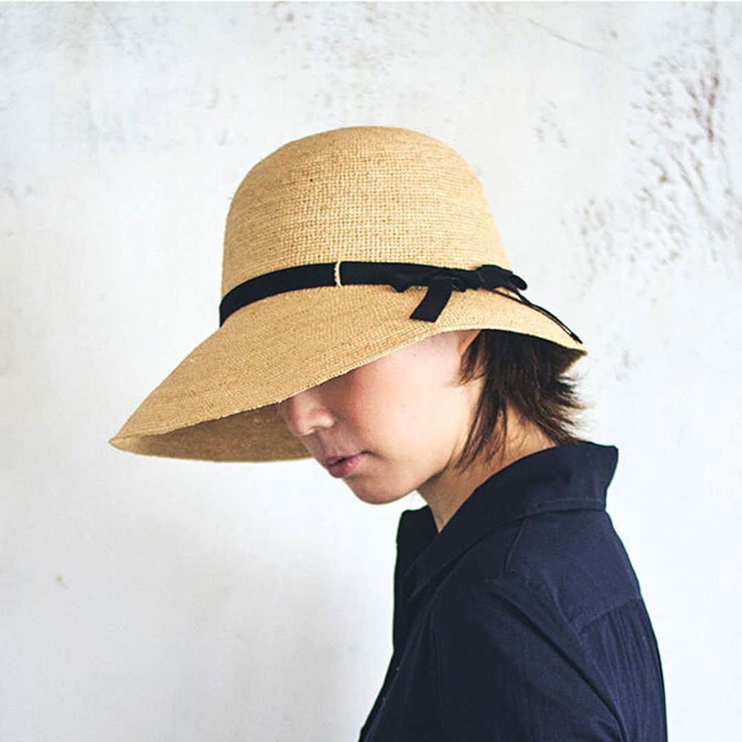キナリノさんのインスタグラム写真 - (キナリノInstagram)「折りたたみ可能＆アレンジ自由自在👒  －－－－－－－－－  期間限定でオープンしている『田中帽子店』より、 おでかけに最適な女優帽 "クロエ２" のご紹介です📯  素材はマダガスカル原産として知られる ラフィアを使用。 ナチュラルな色合いが天然素材ならではで、 通気性の良さと軽量さが特長。 ざっくりとした編みが、 手編みの温もりを感じさせます🌿  また、この帽子は前後でつばの長さが違います。 前つばが長いことで日差しが強い時でも しっかりと顔を守ることができ、 後ろは首筋を守る位の程良い長さで邪魔にならず 顔を上げてもつばが首筋に当たる心配がありません💡  つばにはワイヤーが入っているので、 角度やかぶり方のアレンジも自由自在♪ 海外製品と違い、日本人の木型で製造されているので フィット感も抜群ですよ◎  折り畳みも可能なので、 室内や日陰等で使用しない時にはくるっとまとめて バッグに入れてしまえば持ち運びも簡単！  この夏の頼もしい相棒になってくれること 間違いなしです☀️  ***  田中帽子店は、 6月16日(金)17時までの期間限定OPEN！  この機会にぜひキナリノモールで お買い物をお楽しみください✨  －－－－－－－－－  田中帽子店｜クロエ２ https://kinarino-mall.jp/item-116245  －－－－－－－－－  ▶画像をタップすると詳細情報をご覧いただけます。  ▶プロフィールの「インスタ掲載」ボタンから、ご紹介商品をまとめてご覧いただけます。→@kinarino_official  ▶キナリノアプリでも販売中！ 「お買いもの」→「インスタグラム掲載アイテム」 　 ※ダウンロードはプロフィールリンクから→@kinarino_official  #キナリノモール #キナリノ #丁寧な暮らし #暮らし #田中帽子店 #帽子 #ぼうし #ハット #女優帽 #お出かけ #帽子コーデ #夏コーデ #夏ファッション #ナチュラルコーデ #帽子コーデ #hat #style #fashionista #coordination #simple #ootd #instafashio」6月10日 11時00分 - kinarino_official