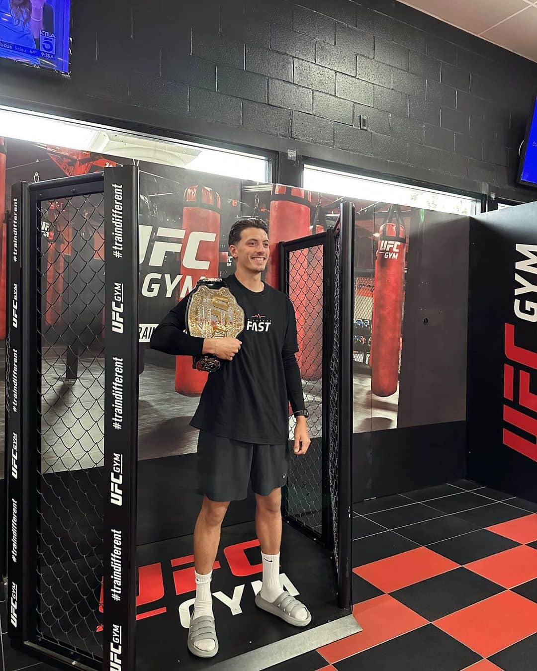 ニコライ・ラップのインスタグラム：「Thanks @ufcgymlamirada for the opportunity to train with you. Thanks @madmaxboxing for the boxing lesson and @minkimfit for the organisation! 🔥 I will come back 🥊😜」