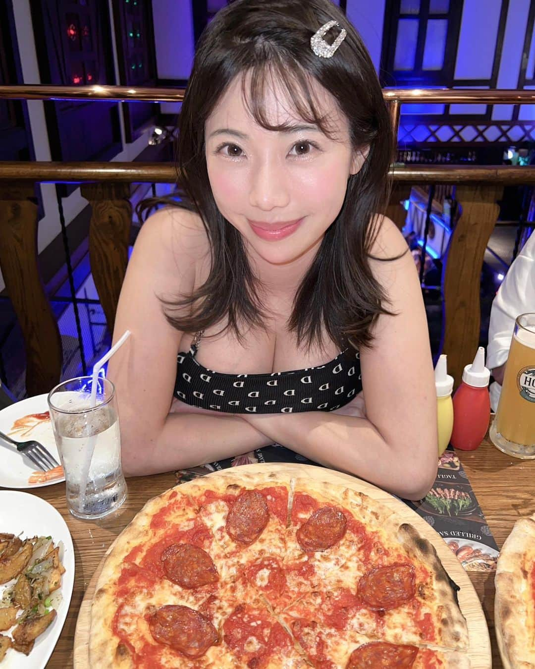 鈴木ふみ奈さんのインスタグラム写真 - (鈴木ふみ奈Instagram)「SNS更新しようと思ってたのに睡魔に耐えきれず😴 タイロケ3日目撮影無事に終わりました🇹🇭 ご飯屋さんのビール大きくない？🍺👀  #thai #thailand #タイ #鈴木ふみ奈 #fuminasuzuki」6月10日 11時08分 - fuminasuzuki