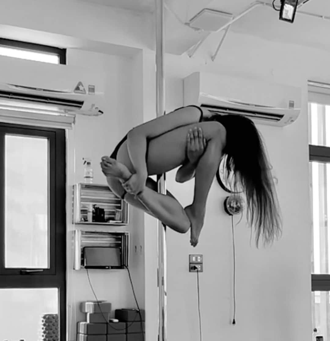 April Imanさんのインスタグラム写真 - (April ImanInstagram)「🖤🖤🖤 . . . . #apriliman #poledance #poler #poledancer #poletrick #polewear #polefitness #strengthtraining #strongwomen #staystrong #flexibilitytraining #flexibilty #dancer #splits #pdsplits #pdtricks #pdflow #poleflow #poledancelife #pdpose #blackandwhitephotography」6月10日 11時13分 - april_iman