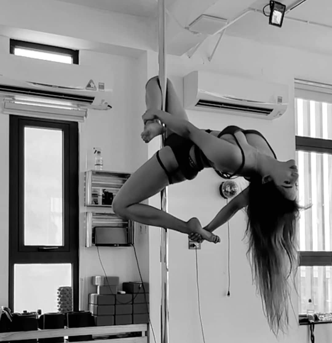 April Imanさんのインスタグラム写真 - (April ImanInstagram)「🖤🖤🖤 . . . . #apriliman #poledance #poler #poledancer #poletrick #polewear #polefitness #strengthtraining #strongwomen #staystrong #flexibilitytraining #flexibilty #dancer #splits #pdsplits #pdtricks #pdflow #poleflow #poledancelife #pdpose #blackandwhitephotography」6月10日 11時13分 - april_iman