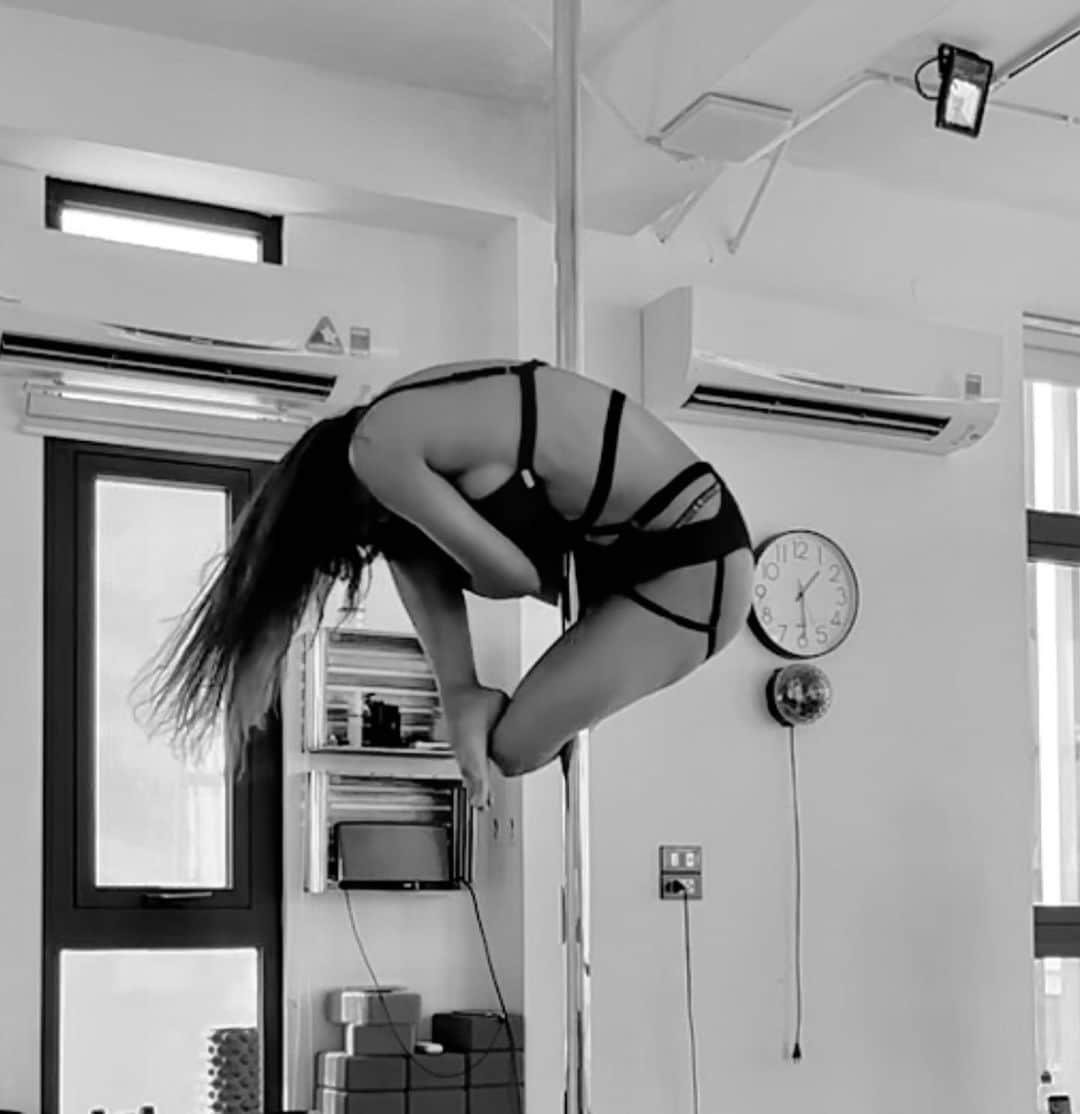 April Imanさんのインスタグラム写真 - (April ImanInstagram)「🖤🖤🖤 . . . . #apriliman #poledance #poler #poledancer #poletrick #polewear #polefitness #strengthtraining #strongwomen #staystrong #flexibilitytraining #flexibilty #dancer #splits #pdsplits #pdtricks #pdflow #poleflow #poledancelife #pdpose #blackandwhitephotography」6月10日 11時13分 - april_iman