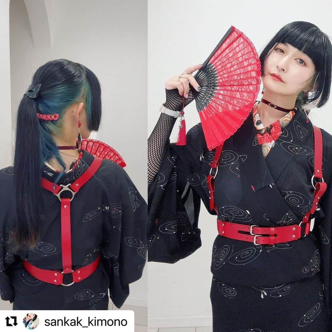 緑川ミラノのインスタグラム：「#Repost @sankak_kimono  リポストさせていただきます❣️  コラボアイテム 6月10日(土)より 販売スタート‼️  ❶「さんかく談話室」 @bar.tambi にて開催される イベントにて販売スタート‼️  ❷ BabyDollTokyoオンライン ショップにて予約販売スタート‼️スワイプしてQRコードから飛んでください🛒🛍️  さんかくさん✖️緑川ミラノならではの👘に合う小物をお届け‼️  ぜひこの機会にチェックしてみて くださいね✅✅✅  ・・・ 【コラボアイテム発売のお知らせ】 Collaboration items Sankak and Baby Doll Tokyo! Sale at 10th, July.  ゴシック＆フェティッシュな  ファッションに憧れた10代の頃🕸 着物は大好きだったけど、 それを混ぜることが楽しめるようになったのは やっぱり大人になってから👯‍♀️  そーんな私の憧れの人 美と退廃の女神緑川ミラノ様と さんかくのコラボが生まれるなんて… @midorikawa_mirano  光栄すぎて倒れちゃいそう笑  6月10日からBabyDollTokyo様の 通販サイトでお取り扱い開始です！ @corset8beauty   談話室とか、その他さんかくと 会う用事のある方は 直接お渡しもできるからdmくださいな✨ お友達の皆様、送るで！  6/18のさんかく屋in成田湯川piilo でも販売あります★ @piilo_4270   ラインナップはこちらです！  ⋆┈┈┈┈┈┈┈┈┈┈┈┈┈⋆  ①女郎蜘蛛の深紅の扇子3,800円tax込🕷  ②小さな着物も愛するアンティーク着物の民へ捧げる フィッシュネットグローブ4,900円tax込  ③ 裄の足りない着物にロマンチックを。 ゴシックレースグローブ5,600円tax込  ④蠢く蜘蛛の巣ストール6,600円tax込🕸  ⋆┈┈┈┈┈┈┈┈┈┈┈┈┈⋆  品切れの際はご容赦ください🙇‍♀️  #着物 #和洋折衷 #ゴシック #フェティッシュ #kimono #goth #gothic #ootd #fashion #babydolltokyo」