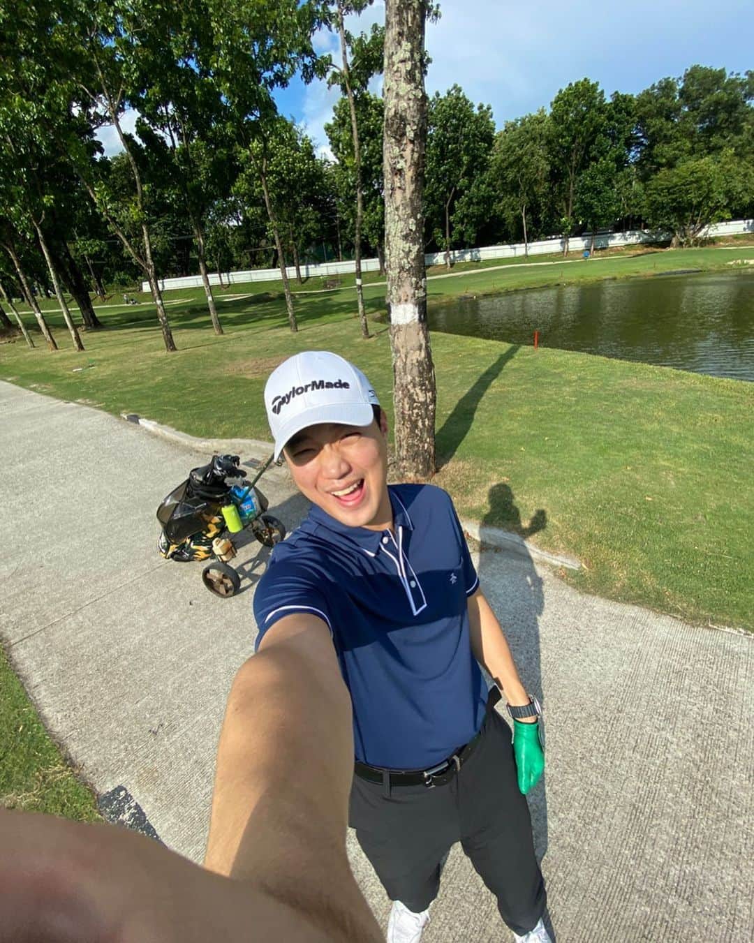 Ryan Bangのインスタグラム：「Solo trip ⛳️ Thank you for my royal blue golf shirt @originalpenguinph 👕  #penguinph #golf #마닐라」