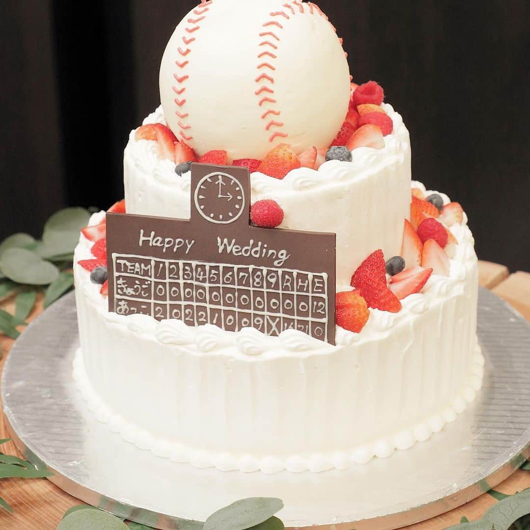 ラ セーヌ マリアージュ四日市さんのインスタグラム写真 - (ラ セーヌ マリアージュ四日市Instagram)「・ プランナーと綿密なお打ち合わせを重ね、 たくさんのご準備をいただいたおふたり🌱  ウェディングケーキには、おふたりのお好きな野球をテーマにオリジナルケーキを作成いただきました！  ケーキの上には大きな大きな野球ボール。 正面にはチョコプレートで出来たスコアボードをご用意。 一目でおふたりらしさが伝わります⚾️✨  結婚式当日、おふたりの素敵な笑顔を前に 担当プランナーもほっこり☺️  ご結婚誠におめでとうございます！！！  __________________________________________  #ラセーヌマリアージュ四日市 #マリアージュウェディング   #三重平安閣 #三重平安閣グループ #平安閣#披露宴#結婚式 #チャペル#ウエディングドレス #photo#chapel #wedding#bridal #2023秋婚#2023冬婚 #2024春婚#2024夏婚#2024秋婚 #ブライダルフェア #海外wedding #フォト婚#ウエディングフォト#東海プレ花嫁 #プレ花嫁#四日市結婚式場#四日市結婚式場ならマリアージュ  #四日市フォトウェディング#四日市フォトスタジオ」6月10日 11時20分 - lascenemariage