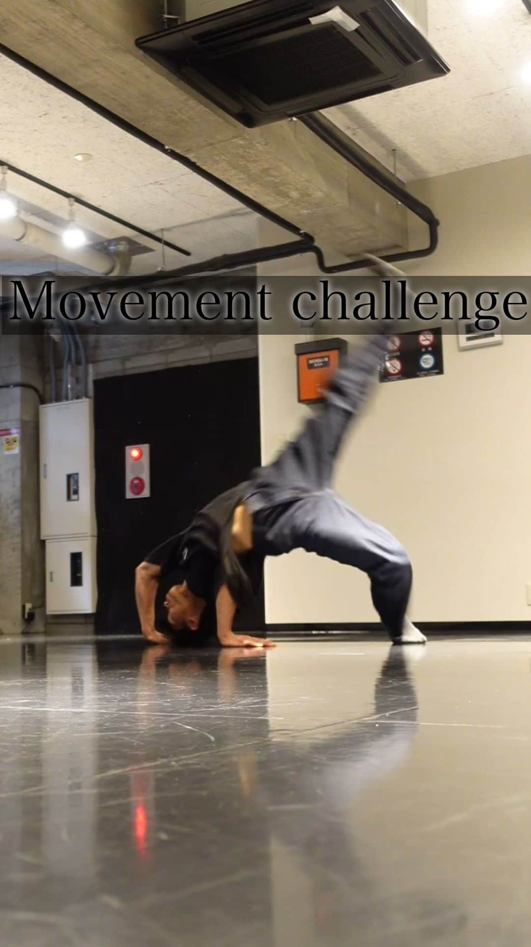 asukaのインスタグラム：「Easy movement challenge 🖤  Everybody can do this skill 🔥   What do you think?🤔   Lectured by @bboy_asuka   If you can master it, let me know in the comments😉   ↓↓↓↓   #dance #breaking #breakdance #bboy #powermove #powermoves #acrobatics #tricking #parkour #gymnastics #movement #capoeira #ブレイキン #超人」