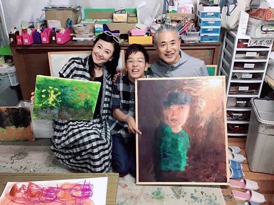 のインスタグラム：「4年目前、スターバックスコーヒーとの「マゼコゼアートプロジェクト」で出会ったアーティストの久門健太さんが、社会福祉士に！ なんてうれしいニュース！ おめでとうございます！  どれだけ努力したんだろう。すごいなあ。 脳性まひという特性があるからこそ、素晴らしい社会福祉士になるのでしょうね。  別府公園内のスターバックスコーヒーに、久門さんの作品が常設展示されてます。  #まぜこぜ ＃アート」