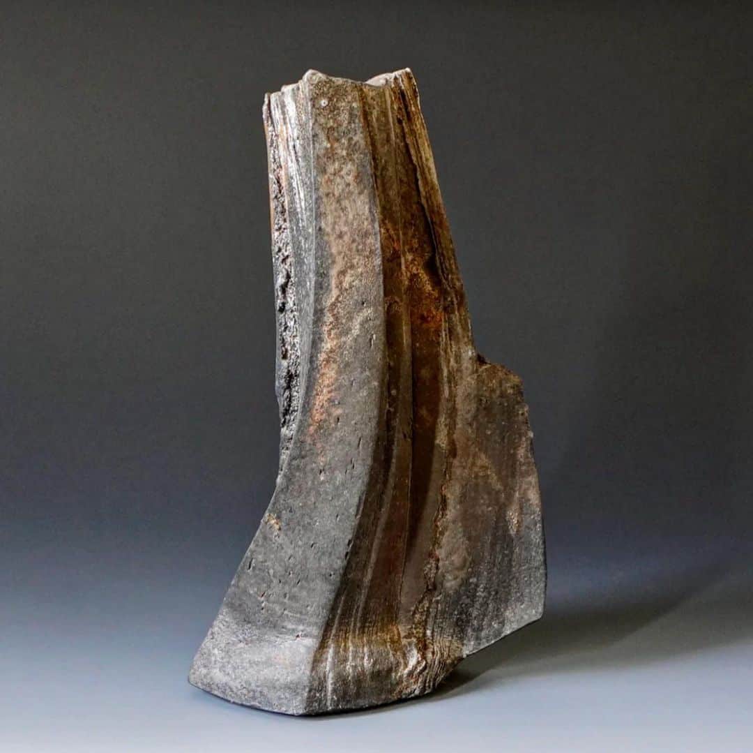 佐竹晃さんのインスタグラム写真 - (佐竹晃Instagram)「series of tall wood fired sculptural vases. . www.akirasatake.com    #ikebana #いけばな #akirasatakeceramics #clay  #asheville  #vase #花器 #gallerymugen  #陶芸 #陶芸家  #佐竹晃 #ceramics #pottery #japanese #japanesepottery #vase」6月10日 11時39分 - akirasatake