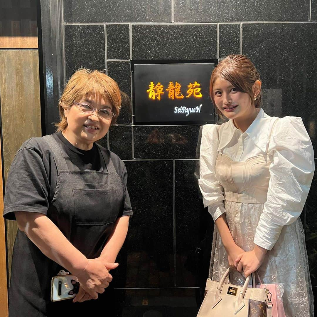 新藤加菜さんのインスタグラム写真 - (新藤加菜Instagram)「名店、静龍苑のママさんと❤️  「あの子女優さん？」と聞いてくれて嬉しかった🥰  お肉の美味しさはいわずもがな！ 美味しいタンの域を超え、静龍苑のタンという別や食べ物でした❤️  早くまた行きたい名店です🫡✨  バグって全部看板の写真になってる🤣  #港区議会議員 #港区 #新藤加菜 #港区議選 #港区議会議員 #選挙 #政治家 #女性政治家 #港区女子 #動物愛護 #女性政治家 #保守政治家  #港区議会議員選挙 #グルメ #予約困難店 #静龍苑 #清澄白河」6月10日 11時33分 - kanachailatte