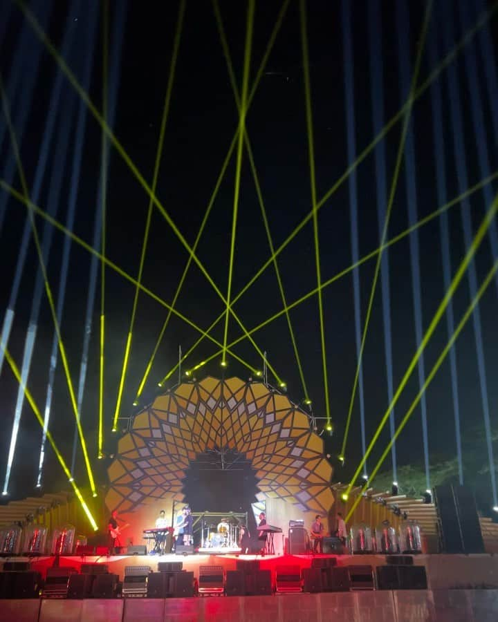 キャピタル・シティーズのインスタグラム：「Wes, how you feelin’? Sound check. Corona Sunsets, Santa Marta, Magdalena, Colombia . #capitalcities」