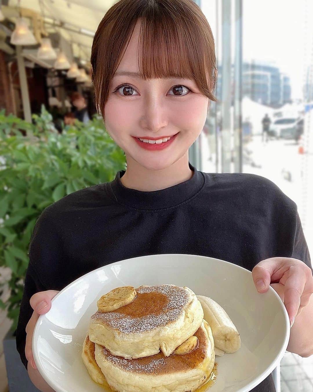YU-RIのインスタグラム：「何回食べても美味しいパンケーキ🥞♡  📍bills / 横浜赤レンガ  なんか、髪型と服装とポージング相まって 店員さんみたいに撮れてしまった写真ww🤣 実はこのTシャツ、同じの8枚持っててこの夏はこれしか着ないかも←w  久しぶりのbillsは最高でした♡ トマトとムール貝のタリアテッレと リコッタパンケーキ食べた♡  どっちもほんと〜に美味しかった🥞♡♡  billsのパンケーキ食べたことない人は 絶対行って食べてみて〜ᜊ( > ̫ < )ᜊ  最近食べ物ばっかりだ🥰笑笑  #bills#ビルズ#パンケーキ#🥞#リコッタパンケーキ#ムール貝とトマトのタリアテッレ#世界一の朝食#横浜#横浜グルメ#赤レンガ倉庫#横浜散歩#神奈川グルメ#パスタ大好き#ランチ#ランチ巡り#横浜ランチ#休日の過ごし方」