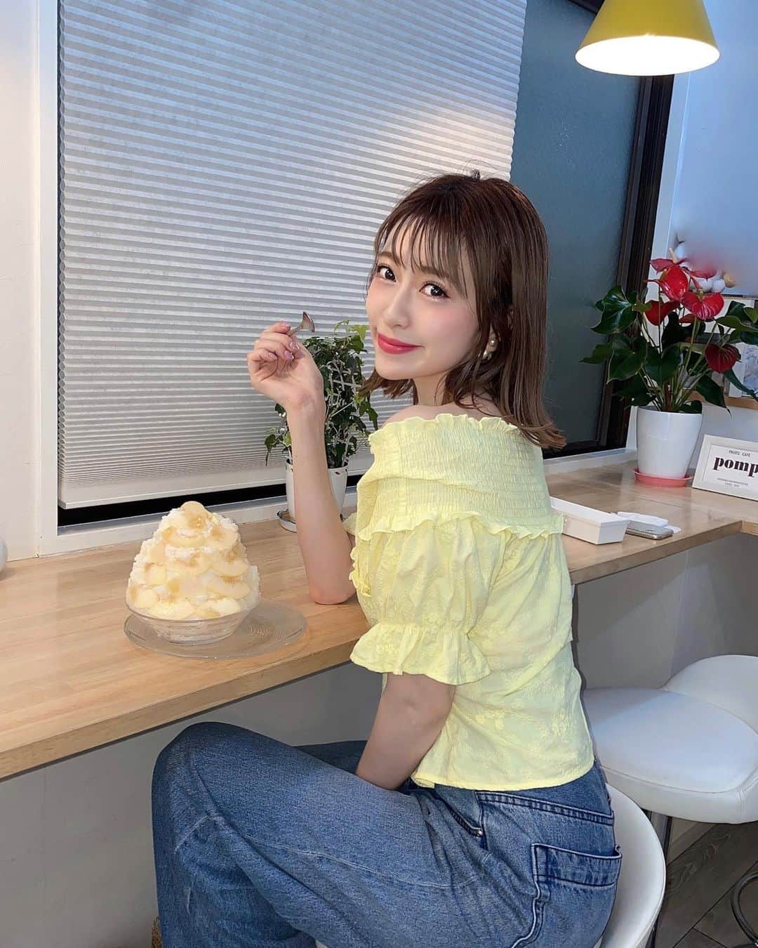 新部宏美のインスタグラム：「人形町散策してたらかき氷のお店を発見🍑  tops… @grl_official  denim… @diagramofficial   夏はデコルテ見せがかわいい🌴 オフショルって昔からだいすき🤍」