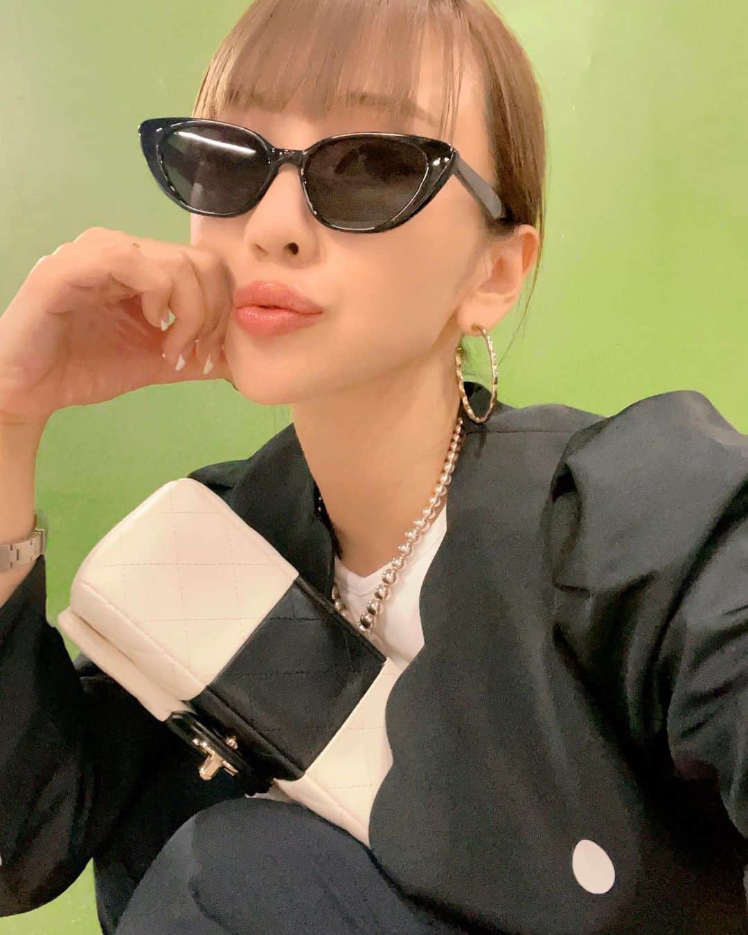 のインスタグラム：「新作のSUNGLASSESにもお問い合わせ沢山ありがとうございます！  HIANDはSUNGLASSES はもちろん立ち上げの頃から変わらない折り畳みケースのデザインにご好評頂いております🕶️  是非チェックしてくださいね♡✔︎  @hiand_official   #HIAND#ハイアンド#sunglasses#サングラス」