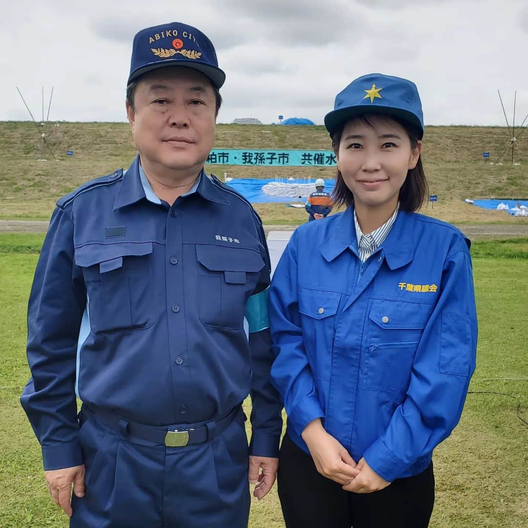 水野友貴のインスタグラム：「本日は「柏市・我孫子市共催水防演習」。 今年は柏市が当番市となっています(毎年両市交互の当番制です)。 常日頃より、我孫子市及び柏市民の安心・安全をお守りいただいている全ての消防関係者の皆様に心より感謝申し上げます。 出水期に当たり、水防要員の士気を鼓舞し、両市の緊密なる連携の下に水防体制の万全を期することを目的に実施しています。 台風や豪雨等の災害が発生した時に、土のう・竹及び杭などを使用し、堤防の決壊防止や被害の軽減を目的とする水防工法を訓練するもので、つい先週も大雨で被害があったことを考えると大変重要な訓練です。  #水防演習 #柏市 #我孫子市  #消防団  #千葉県議会議員 #水野ゆうき」