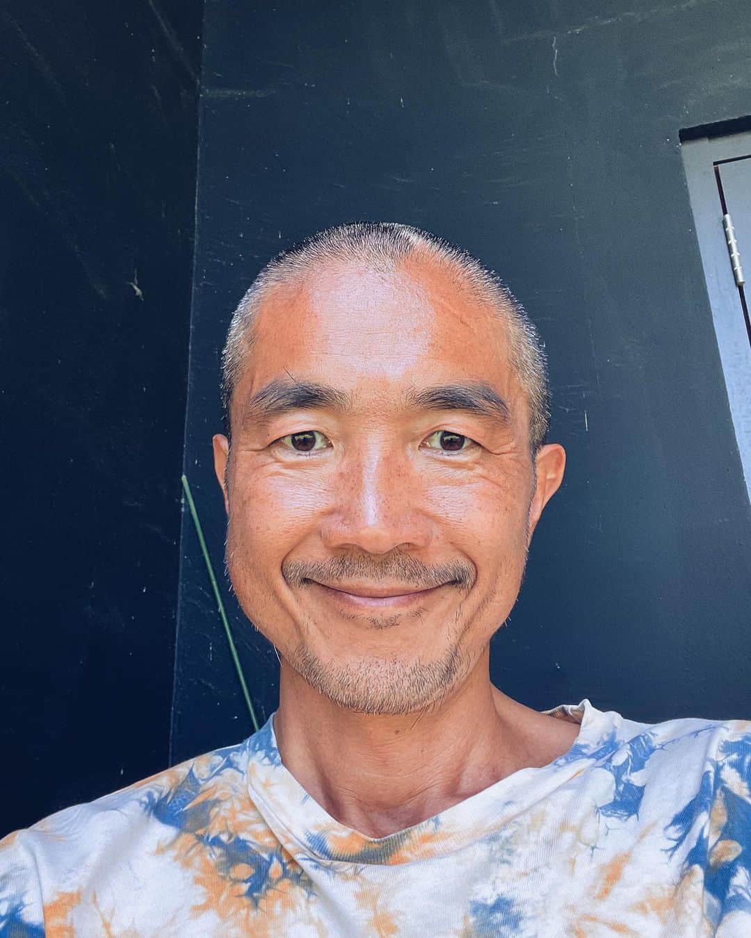 starRoのインスタグラム：「大切な人やものを大切にしたいという思いで誰もが生きているけど、実際は「こういう風に助けたい」というような自分本位のこだわりが働いてしまうことがよくあります。相手にとって本当に必要な支えは、自分がやりたい方法ではないかもしれない。その時に、不自然に自分をそこに合わせることなく、相手にとって必要な存在になる。そうありたいと思います。 そのための鍵は、あらゆる「執着」を手放していくことにあると今の自分は感じています。相手にこうして欲しい、自分はこういう人間だからこうさせてほしい。そのようなこだわりは「執着」です。そしてそのような執着には、沢山の細かい「執着」たちが絡みついている。身近な「執着」を地道に紐解いていくことで最終的に大きな自分のエゴが解放される、そんな風に思い至りました。 僕は自分の長い髪がすごく好きでした。でも、その長い髪を纏った自分、髪に染みついた過去のあらゆる記憶、そういったものが執着となり、ほぼ10年髪を切るのが怖かった。だから思い立って切りました。 僕は本気で世の役に立ちたいです。断髪は本当に小さなベイビーステップだけど、自分を本質的に昇華させる大きな覚悟でもあります。Let’s goooooooo!!!  We all wanna be the help of our loved ones by being the one they genuinely need, but instead we tend to stick to helping in the way we want and expect others appreciating it. How could we genuinely be of help they need without forcing ourselves for the trying’s sake? What gets in the way is the attachment. Attachment to the self-made image of who you think you are, or your ego. And those big attachments are usually entangled with so many small attachments in our day-to-day living. To me personally, cutting my beautiful long hair has been something I’ve been scared to let go. I’ve depended on image of me with those long hair, and feel like it wouldn’t be me without it. So I decided to release it, to release even bigger attachments.  I just want to genuinely contribute to the world to live by humanity and love and there should be no room for my ego to interfere! Let’s make this world even more beautiful place! Love y’all!」