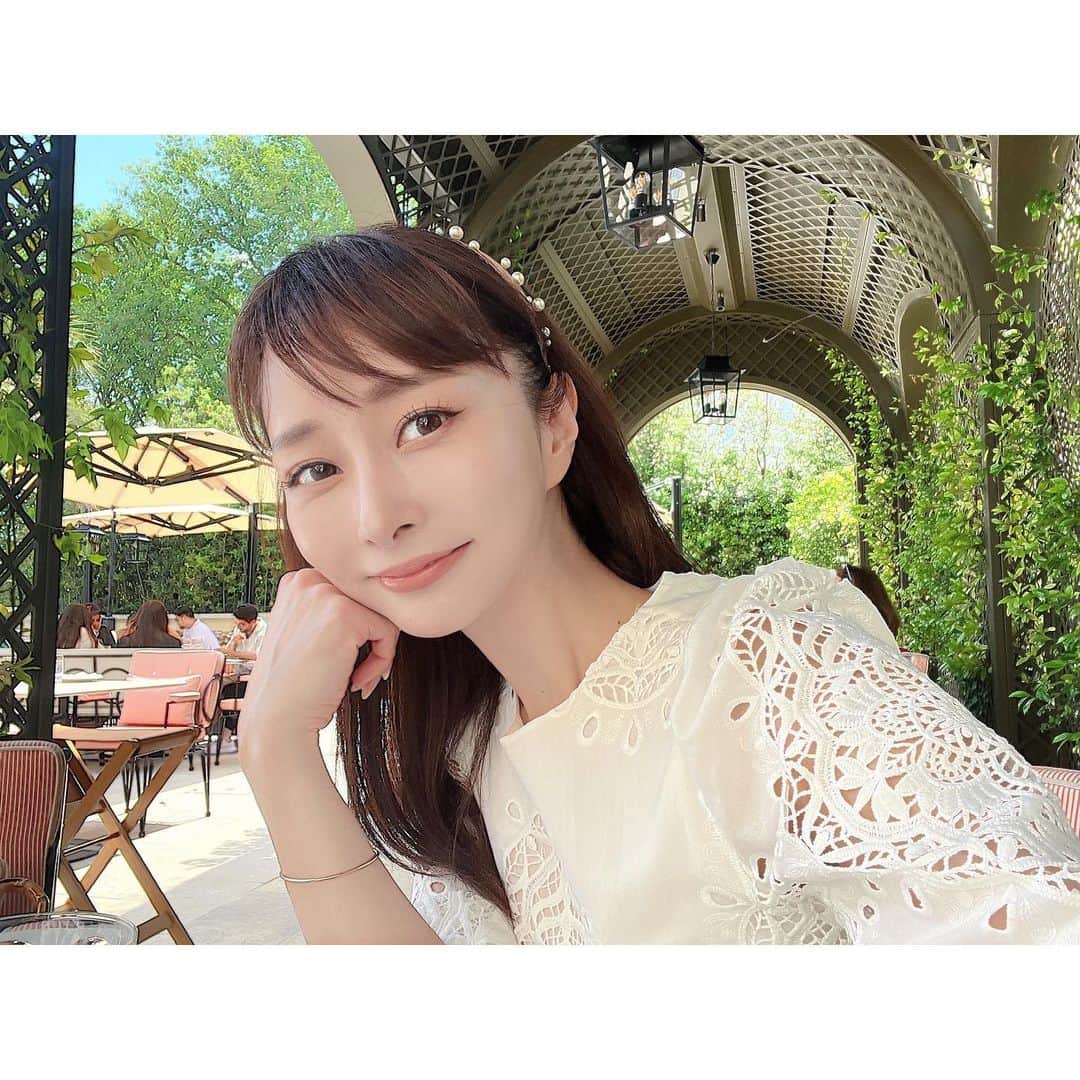 石井美保のインスタグラム：「ヴェルサイユ宮殿の敷地内歴史的建造物「ル・グラン・コントロール」が2021年にホテルChateau de Versailles Le Grand Controlとして生まれ変わり、そちらにあるアラン・デュカス監修 のAirelles(エルレ)でランチを頂きました。当時の給仕の衣装を再現したユニフォームを着た方達がサーブしてくださり、気分は王室🌹」