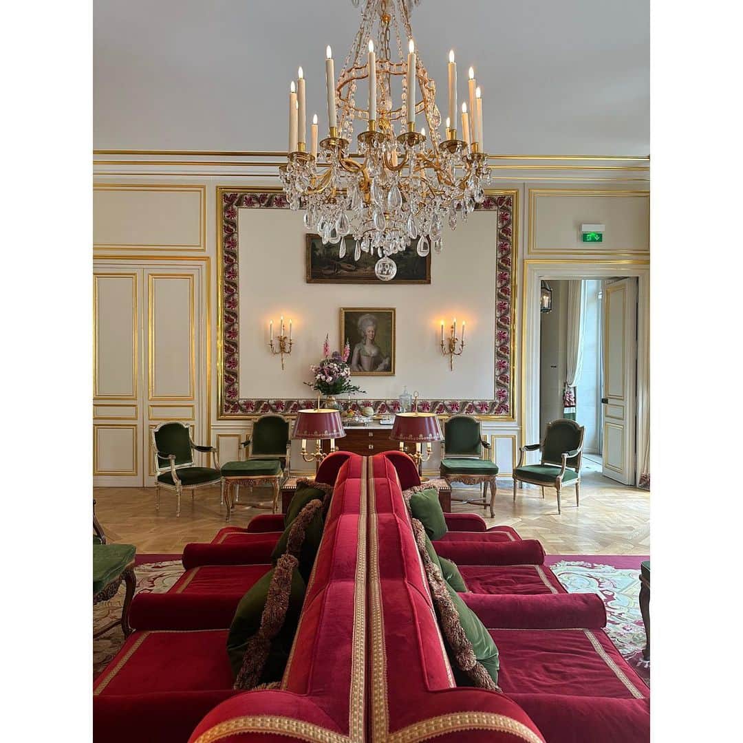 石井美保さんのインスタグラム写真 - (石井美保Instagram)「ヴェルサイユ宮殿の敷地内歴史的建造物「ル・グラン・コントロール」が2021年にホテルChateau de Versailles Le Grand Controlとして生まれ変わり、そちらにあるアラン・デュカス監修 のAirelles(エルレ)でランチを頂きました。当時の給仕の衣装を再現したユニフォームを着た方達がサーブしてくださり、気分は王室🌹」6月10日 22時53分 - miho_ishii
