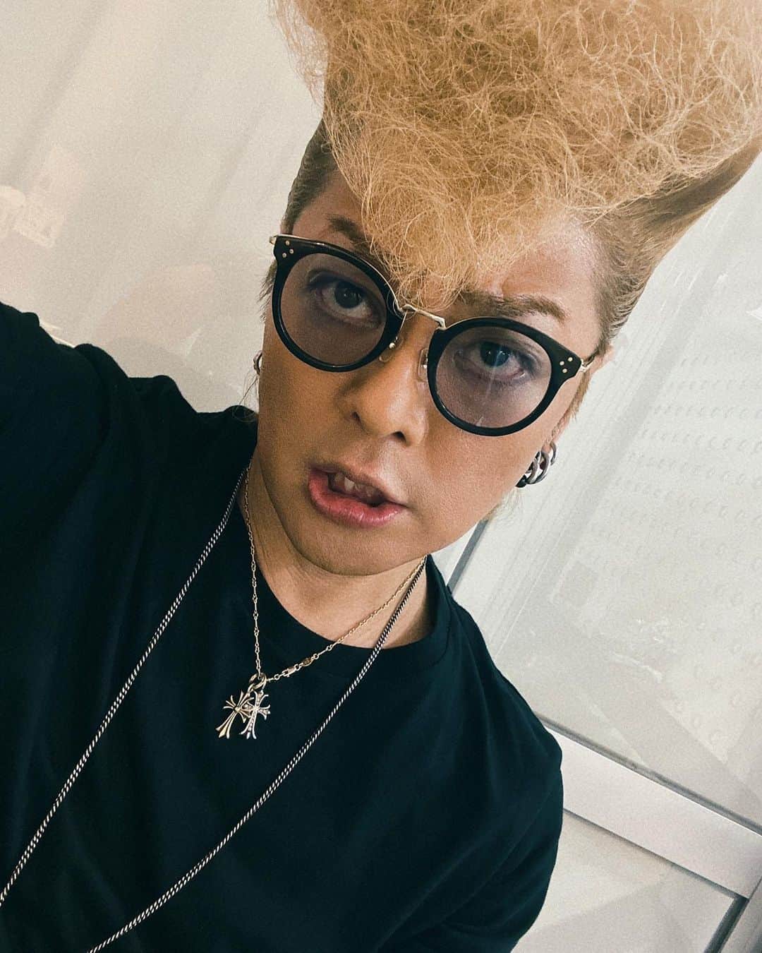 のインスタグラム：「今夜もTBSラジオ「俺達には土曜日しかない」深夜零時からデッパツ。全開バリバリで飛ばすぜ。振り落とされねーように、しっかり俺に掴まってろよな。 #TBSラジオ #氣志團 #綾小路翔 #俺達には土曜日しかない #始まった瞬間から日曜日 #とか言うんじゃねえ #ひき肉にしてやんよ #そして激しくこねくり回して #卵やパン粉 #なんなら豆腐とかをつなぎにして #丁寧に人型にする #最後の決め手は #優しくキッス #すると再び目が覚めるんだ #何度でも生まれ変わらせてやる #俺が何度だっておまえを #どゆこと？」