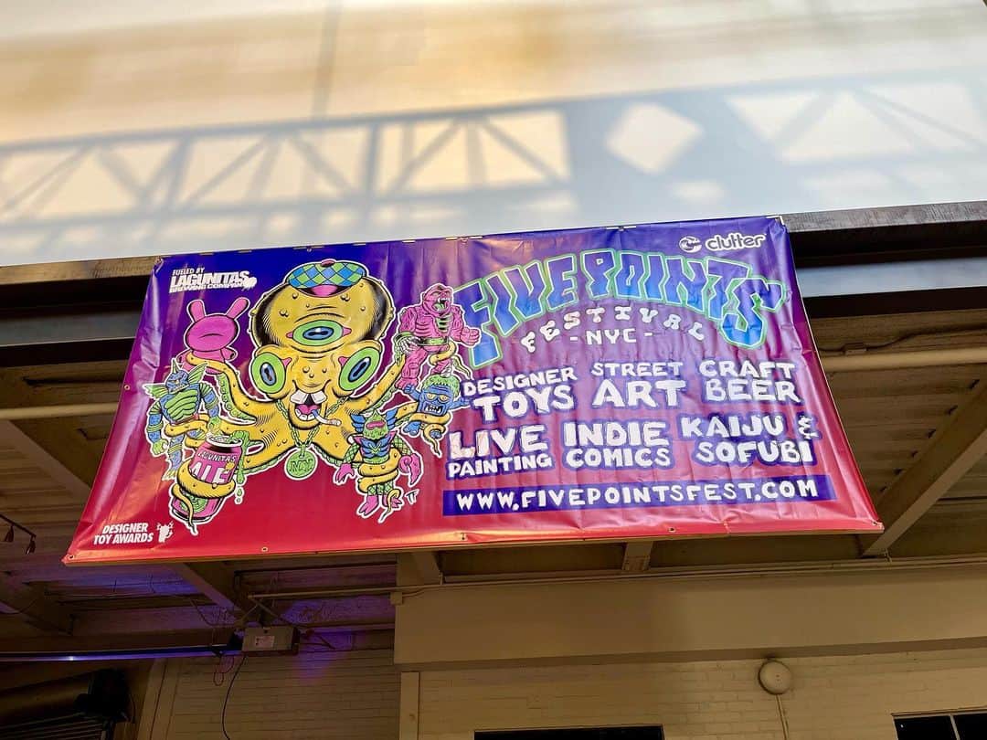 のインスタグラム：「ニューヨーク3日目🗽 おはようございます🌞 イベント初日、会場入りしました🚕 左右にお客さんもう行列しとる…！ 警備員さん達、ものものしい👮💦  💜 ・ ・ #asakakubo #久保亜沙香 #久保 #亜沙香 #asaka #kubo #follow  #photo #live #actress #singer #japanese #japanesegirl #japan #舞台 #舞台女優 #役者 #撮影 #写真 #フォロー #日本人 #sofvitokyo #sofvi #marusan #mashu #instatoys #toydesign #fivepointsfestival #newyork #blooklyn」