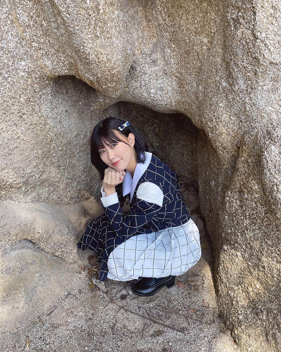渡辺菜月のインスタグラム：「アー写が新しくなりました🌿  穴を見つけると入りたくなります 🕳🦡⸒⸒⸒⸒  #stu48 #渡辺菜月  #アー写 #オフショット #アイドル衣装 #制服」