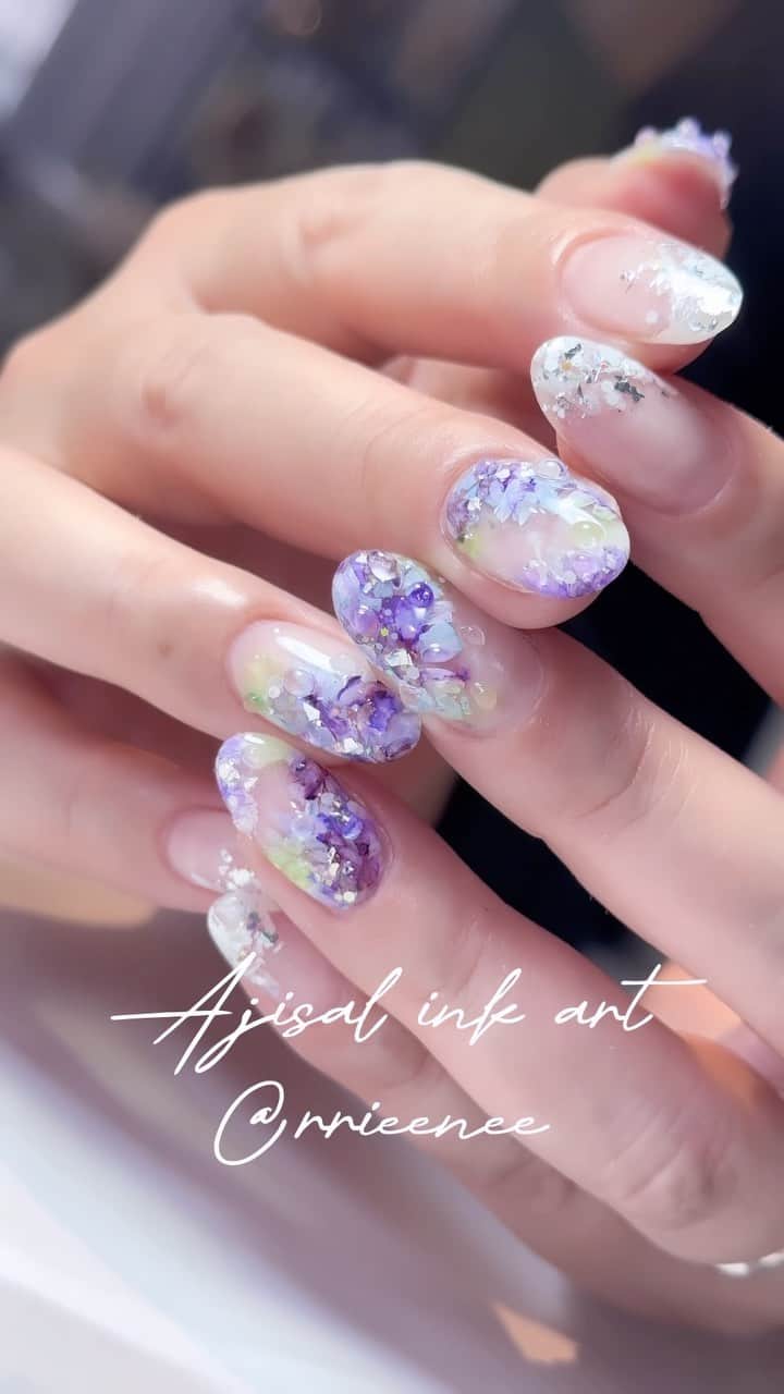 埜藤理恵のインスタグラム：「紫陽花ネイル💠水滴でうるうる  白ジェル(@dnagel_spacenail Top french white) にアートインクのみでデザイン  アートインクは @apresnailjapan のアートインク 7.9.13と @kiranail HIPinkgel 006  水滴うるうるは @dnagel_spacenail のダイヤモンドトップで 仕上げた後に同じダイヤモンドトップで 水滴垂らしただけのデザイン  #紫陽花ネイル  □ Rie Nofujiプロデュース @tree01official エプロン 好評発売中  □ Renée professional brush シリーズ ＊オーバル ＊トップフレンチ ＊スマートフラット Renée web shop 全国ネイルディーラーにて発売中 プロフィールURLより飛べます  □ 店舗詳細 ⇩ 大阪府大阪市北区堂山町1-2 R&Eビル3階 am10:00〜pm20:00 JR大阪駅から徒歩7分 阪急梅田駅から徒歩7分 御堂筋梅田駅から徒歩7分  ご予約は サロンの公式LINEより受け付けております。 @rrieenee プロフィールURLより LINE飛べます。 LINEにて行き方動画も配信しておりますので ご参考くださいませ」
