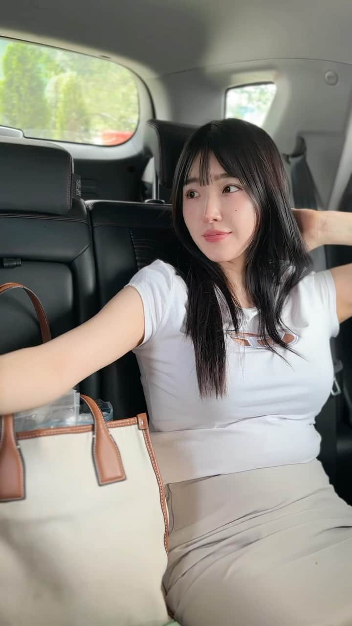 のインスタグラム：「The reason why he is always tired when we go on trip🤣🩷 旦那が旅行に行くといつも疲れている理由😂 （寝てるシーンガチのガチ寝を激写されてました今日ww） 最近疲れ?だるさ?がとれなくて大変体力落ちてるのかな？🥹みんなはそういう時どうしてる？🥹🙏  우리가 여행가면 남편이 항상 피곤한 이유...ㅎㅎㅎ . . . #reels #reelsvideo #family #funny #comedia #humor #funnymemes #memes #explore #릴스 #웃긴짤 #가족여행 #가족 #家族 #家族旅行 #ソウル」
