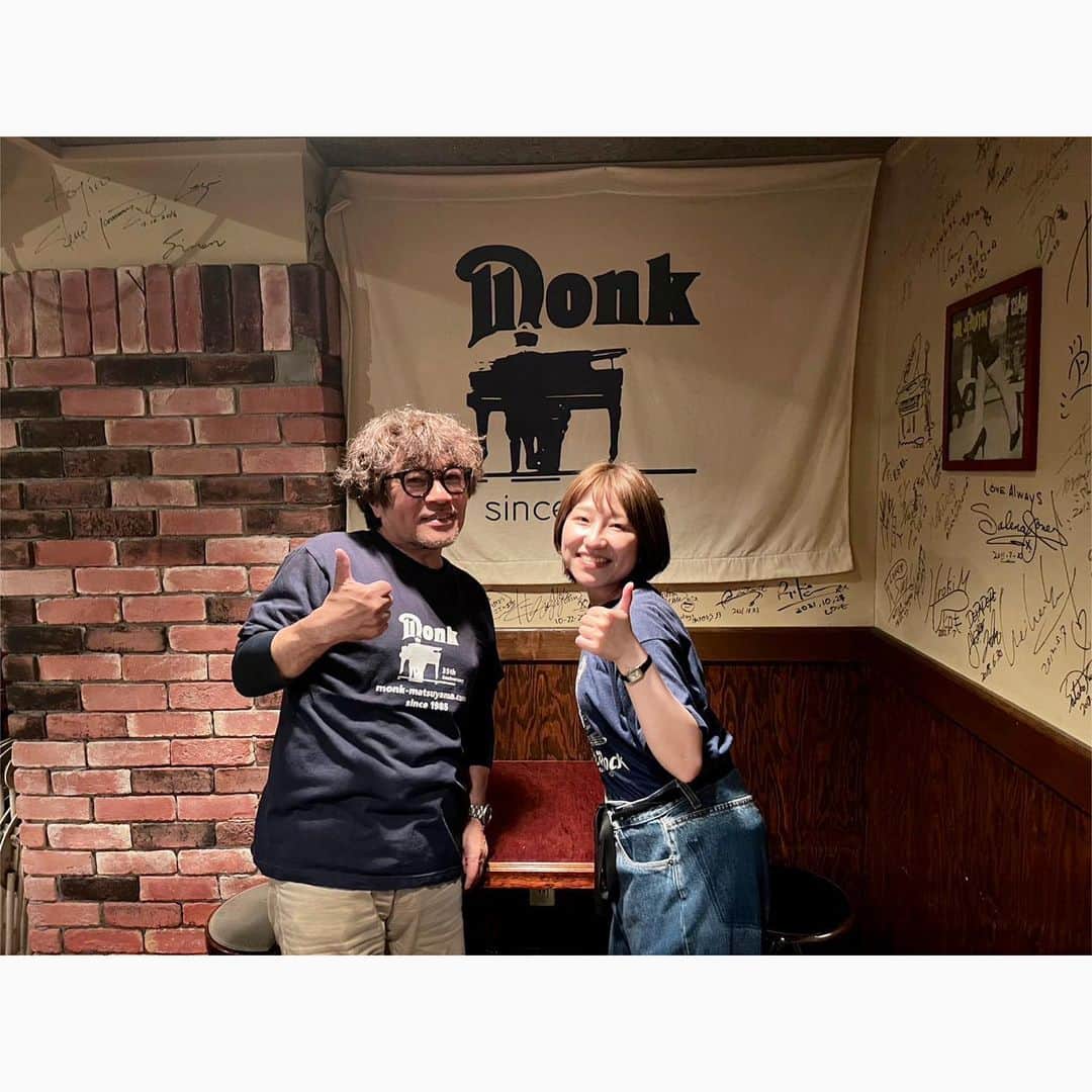 関取花のインスタグラム：「#関取独走 松山場所有難うございました🍊完売御礼！  素敵な会場のおかげでいいライブができました！ 今日は何年も前に松山大学の講義で演奏した時に見てくれていた子たちが来てくれたり(その講義の先生も😭)して、音楽を続けてきてよかったと心から思えた夜でした。  写真は最高なMONKのマスターと🍺 また会いましょうね！！」