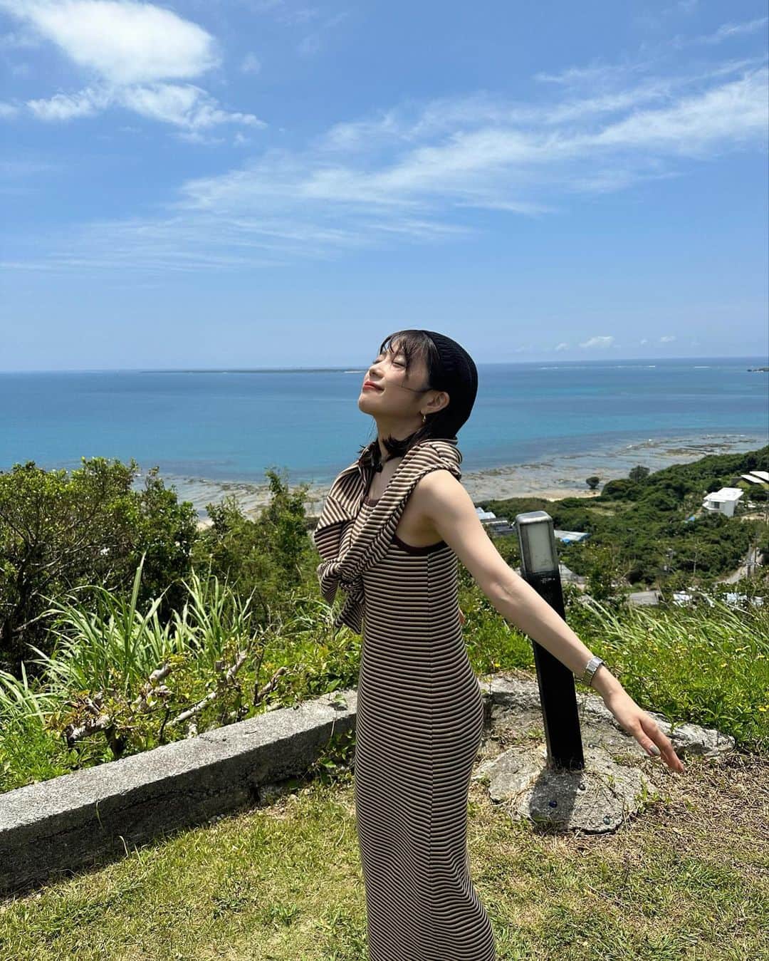 mizukiさんのインスタグラム写真 - (mizukiInstagram)「沖縄4日目に行ったカフェ。 ここもすごぉく心地良くて最高でした😽 3枚目のコーヒーの氷の音が心地いいから 聴いてみてください🧊💡 青空と青い海が綺麗で泳ぎたかった... ㅤㅤㅤㅤㅤㅤㅤㅤㅤㅤㅤㅤㅤ いつもは北部に行くことが結構多いんだけど今回は南部をゆっくりとドライブしたり、カフェに行ったり🩴✨ いい時間過ごせた🩵 ㅤㅤㅤㅤㅤㅤㅤㅤㅤㅤㅤㅤㅤ ワンピースはお気に入りの @ungrid_official  ベレー帽　@ca4la_official  バック @balenciaga  🎧　@apple  ㅤㅤㅤㅤㅤㅤㅤㅤㅤㅤㅤㅤㅤ #沖縄#沖縄カフェ#沖縄旅行#日韓夫婦#思い出#海のイスキア」6月10日 21時21分 - mizukidrop