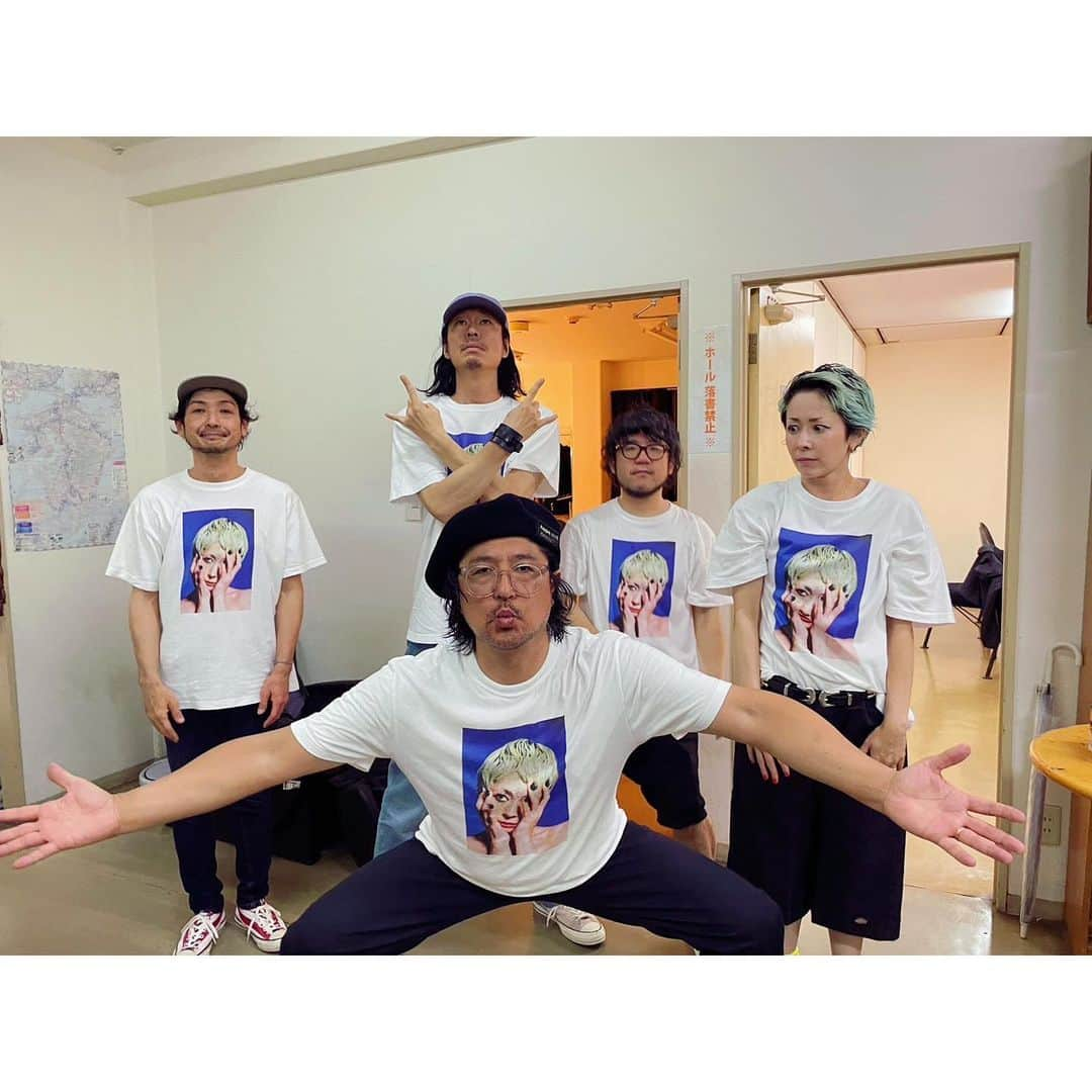 木村カエラさんのインスタグラム写真 - (木村カエラInstagram)「2023.6.9  "WE ARE MAGNETIC"TOUR 福岡 DRUM Be-1  遊びに来てくれたみんな、ありがとうございました。 ステージ出ていった瞬間、 みんなから「おかえりー！！」って。 🥹🥹🥹🥹🥹 おかえりっていいな。 すっごく嬉しかったなぁ。 ずっとコロナで会えなかったもんね。 すっごく嬉しかったんだ。  待っててくれたことも、一緒にこの瞬間を楽しんでくれたことも、最高な時間でした。 またあそぼ。  ライブ終わった後の集合写真がなんともシュールで😂 3枚目解散の姿が😂  次は北海道！  ■2023年6月18日(日)　 札幌 cube garden  19周年の6/23もちかづいてきた！！  #TOUR #LIVE #MAGNETIC」6月10日 21時24分 - kaela_official