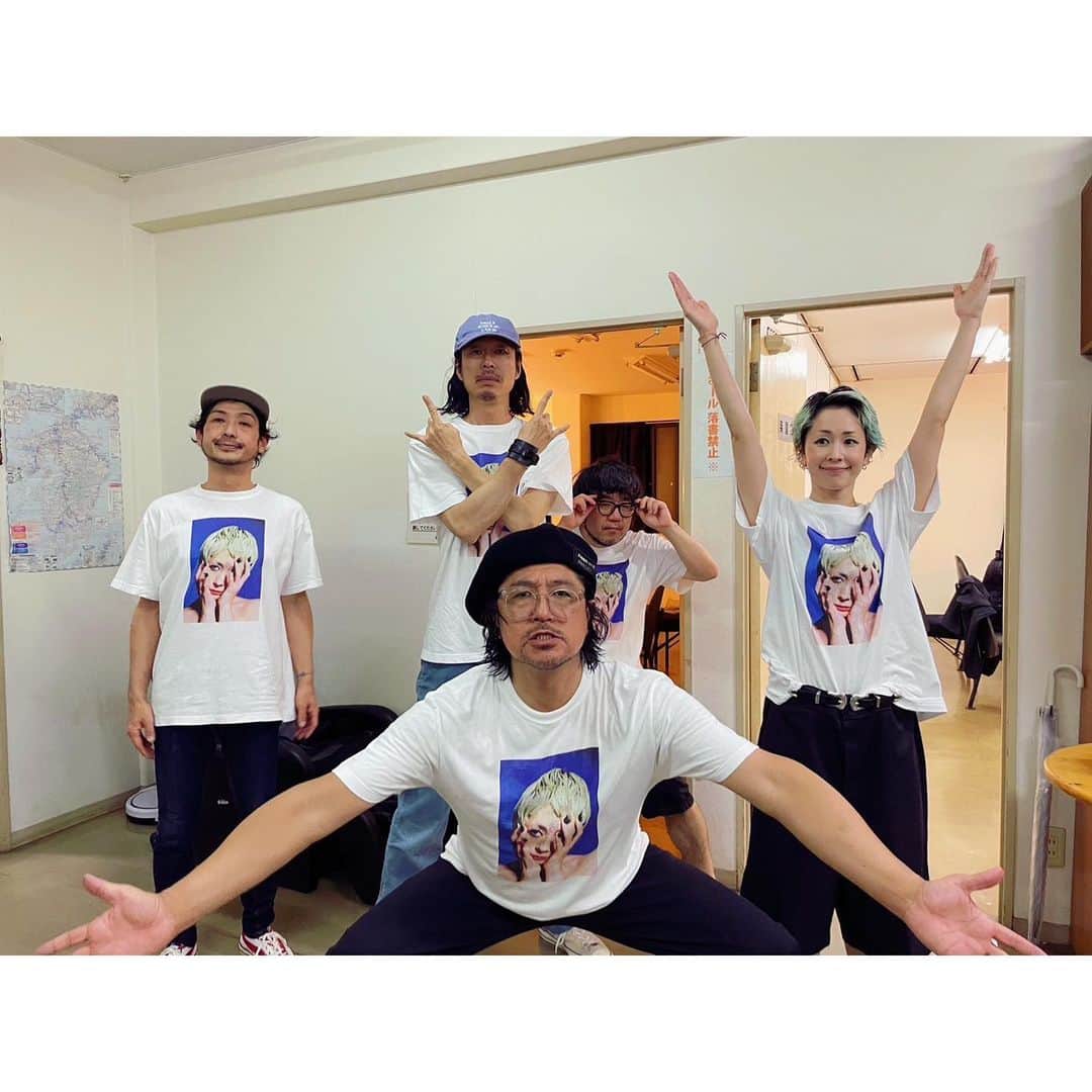 木村カエラのインスタグラム：「2023.6.9  "WE ARE MAGNETIC"TOUR 福岡 DRUM Be-1  遊びに来てくれたみんな、ありがとうございました。 ステージ出ていった瞬間、 みんなから「おかえりー！！」って。 🥹🥹🥹🥹🥹 おかえりっていいな。 すっごく嬉しかったなぁ。 ずっとコロナで会えなかったもんね。 すっごく嬉しかったんだ。  待っててくれたことも、一緒にこの瞬間を楽しんでくれたことも、最高な時間でした。 またあそぼ。  ライブ終わった後の集合写真がなんともシュールで😂 3枚目解散の姿が😂  次は北海道！  ■2023年6月18日(日)　 札幌 cube garden  19周年の6/23もちかづいてきた！！  #TOUR #LIVE #MAGNETIC」