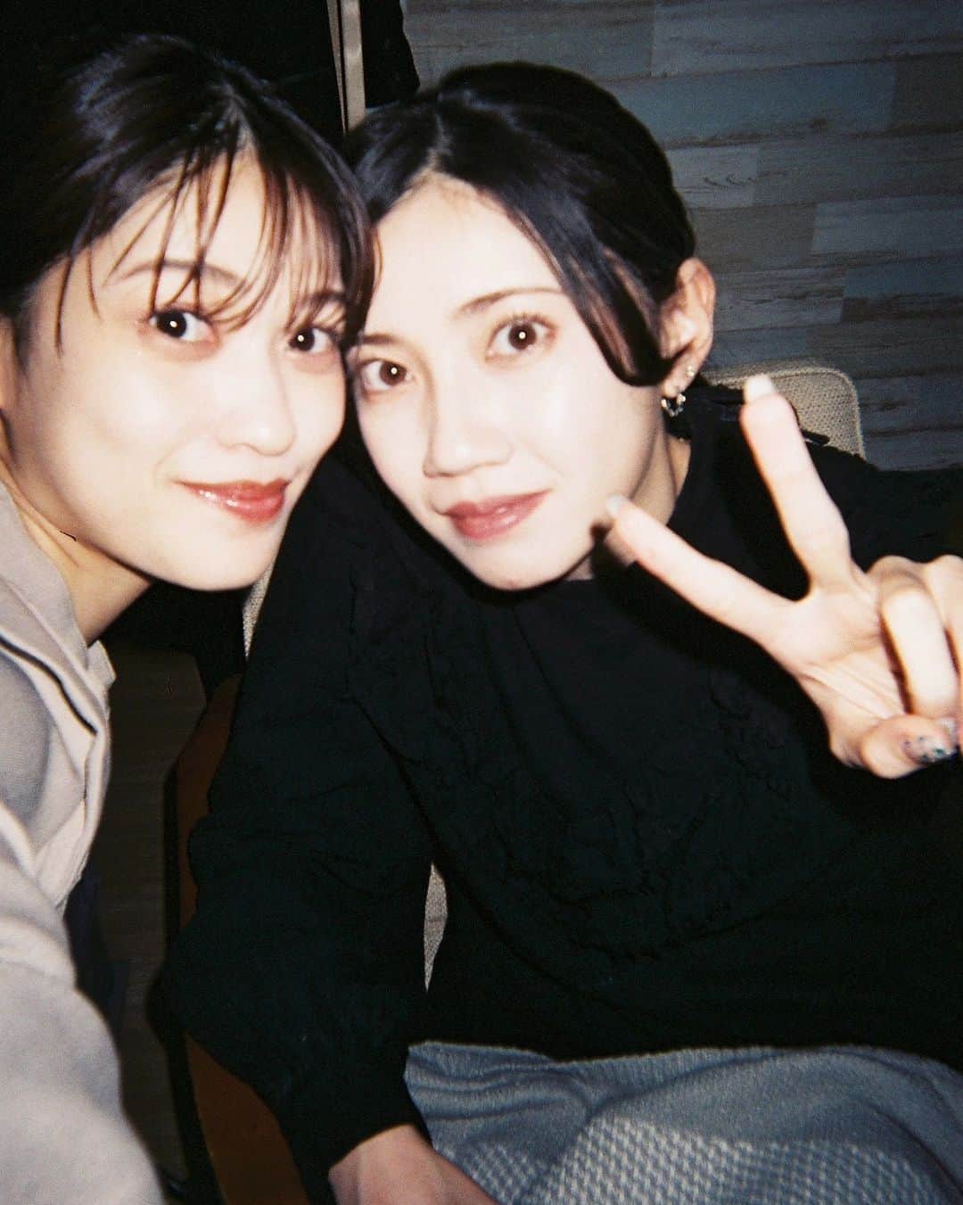 東李苑のインスタグラム：「#写ルンです ようやく現像したんです🥹 スワイプするたび若くなる～～！」