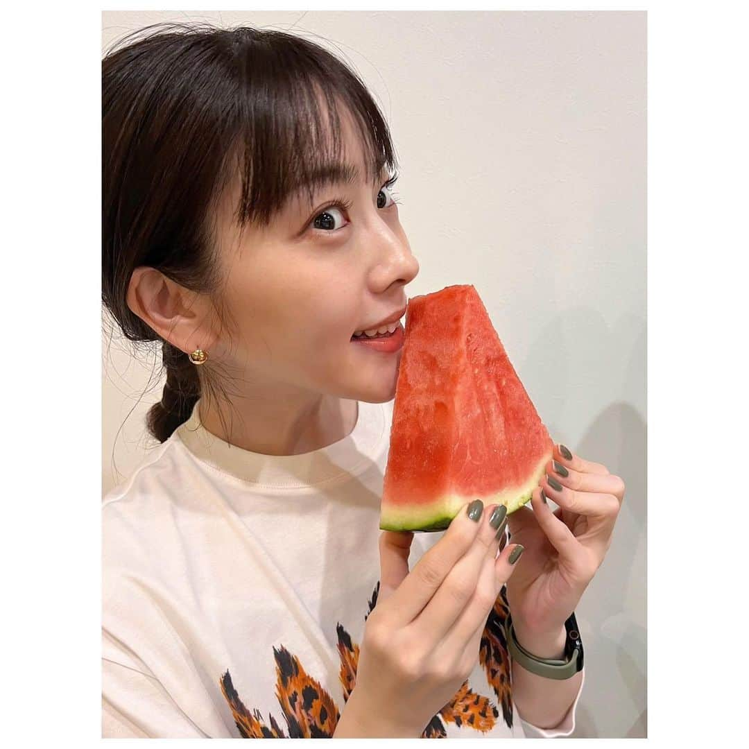 三上真奈さんのインスタグラム写真 - (三上真奈Instagram)「* 先日フルーツ博士🎓が 🍉をお裾分けしてくれました🥺 とんっっっでもなくおいしかった🥹ほんとに感動 今まで食べたスイカの中で1番おいしかった！ @yuumi_nagashima ありがとう🧡  #YouTube #fromnagashima #覗いてみてね #🍉の目利き教えてくれます #あと永島さんの天真爛漫すぎる姿もみられます💚」6月10日 21時35分 - mana.mikami47