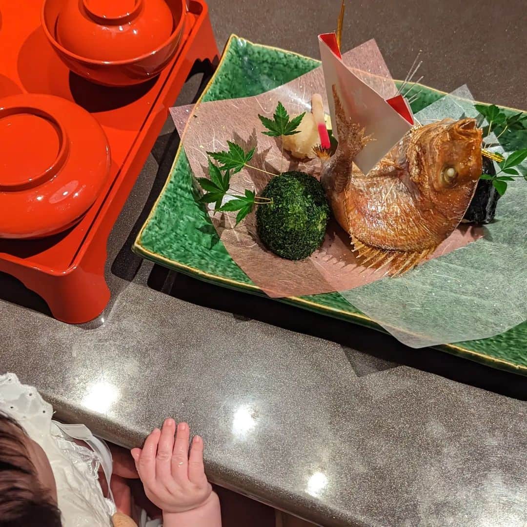 本田珠規さんのインスタグラム写真 - (本田珠規Instagram)「出産してからあっという間の100日👶  体調万全でいきたかったので 100日のタイミングで 遅めのお宮参り&お喰い初めをしてきました✨  とにかくBabyと向き合う目まぐるしい日々🤍 わからないことだらけで あっという間に1日が過ぎ あっという間の100日を迎えました🤍  お宮参りのご祈祷で 娘の名前が読み上げられたとき 何とも言えない心にグッとくるものがあって 涙をこらえました🥹  本当に生まれてきてくれてありがとう。 そして、すくすく元気に 100日を迎えてくれてありがとう。 これからも元気に健やかに育ってね。 それだけが母の願いです。  目の前にいる娘の存在が 愛おしすぎて 胸がいっぱいでした♡  最近は、ママの存在をすごく理解していて 視界にはいらないと 呼ばれます👶❣️  ・身長は65センチ ・体重はおよそ7kg  大きく生まれて そのまま大きく育っています☺️  お喰い初めでは、 食に興味津々でお口をあ～んとあけてました☺️ 離乳食期が楽しみです♪  #お宮参り#お喰い初め#生後３ヶ月 #100日祝い #女の子baby  #日枝神社 #着物」6月10日 21時28分 - tamaki_honda_oscar