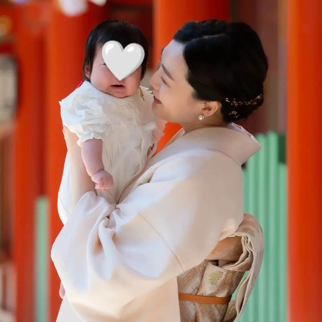 本田珠規さんのインスタグラム写真 - (本田珠規Instagram)「出産してからあっという間の100日👶  体調万全でいきたかったので 100日のタイミングで 遅めのお宮参り&お喰い初めをしてきました✨  とにかくBabyと向き合う目まぐるしい日々🤍 わからないことだらけで あっという間に1日が過ぎ あっという間の100日を迎えました🤍  お宮参りのご祈祷で 娘の名前が読み上げられたとき 何とも言えない心にグッとくるものがあって 涙をこらえました🥹  本当に生まれてきてくれてありがとう。 そして、すくすく元気に 100日を迎えてくれてありがとう。 これからも元気に健やかに育ってね。 それだけが母の願いです。  目の前にいる娘の存在が 愛おしすぎて 胸がいっぱいでした♡  最近は、ママの存在をすごく理解していて 視界にはいらないと 呼ばれます👶❣️  ・身長は65センチ ・体重はおよそ7kg  大きく生まれて そのまま大きく育っています☺️  お喰い初めでは、 食に興味津々でお口をあ～んとあけてました☺️ 離乳食期が楽しみです♪  #お宮参り#お喰い初め#生後３ヶ月 #100日祝い #女の子baby  #日枝神社 #着物」6月10日 21時28分 - tamaki_honda_oscar