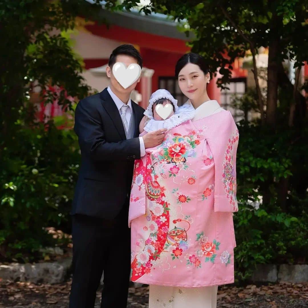 本田珠規さんのインスタグラム写真 - (本田珠規Instagram)「出産してからあっという間の100日👶  体調万全でいきたかったので 100日のタイミングで 遅めのお宮参り&お喰い初めをしてきました✨  とにかくBabyと向き合う目まぐるしい日々🤍 わからないことだらけで あっという間に1日が過ぎ あっという間の100日を迎えました🤍  お宮参りのご祈祷で 娘の名前が読み上げられたとき 何とも言えない心にグッとくるものがあって 涙をこらえました🥹  本当に生まれてきてくれてありがとう。 そして、すくすく元気に 100日を迎えてくれてありがとう。 これからも元気に健やかに育ってね。 それだけが母の願いです。  目の前にいる娘の存在が 愛おしすぎて 胸がいっぱいでした♡  最近は、ママの存在をすごく理解していて 視界にはいらないと 呼ばれます👶❣️  ・身長は65センチ ・体重はおよそ7kg  大きく生まれて そのまま大きく育っています☺️  お喰い初めでは、 食に興味津々でお口をあ～んとあけてました☺️ 離乳食期が楽しみです♪  #お宮参り#お喰い初め#生後３ヶ月 #100日祝い #女の子baby  #日枝神社 #着物」6月10日 21時28分 - tamaki_honda_oscar