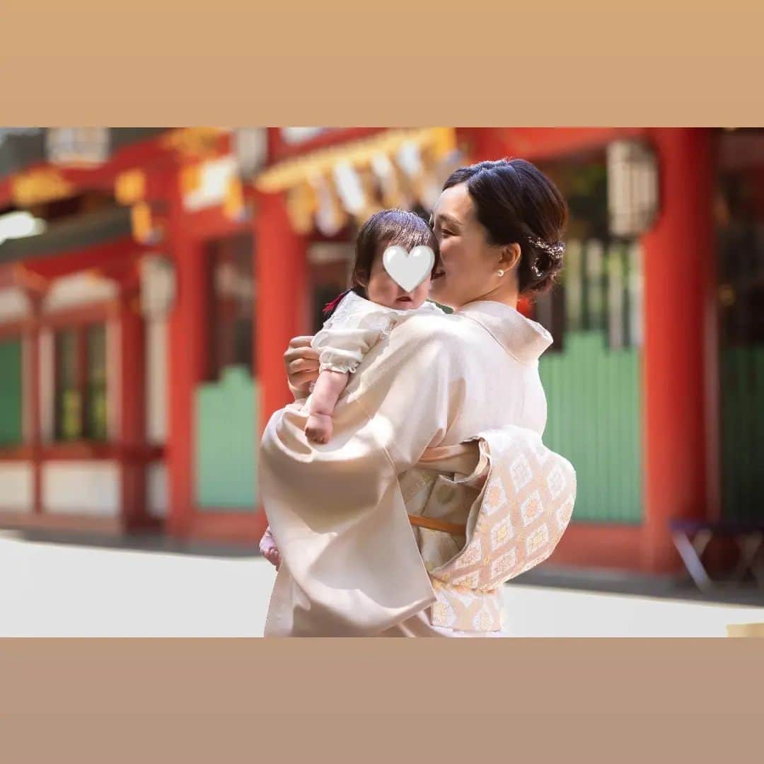 本田珠規さんのインスタグラム写真 - (本田珠規Instagram)「出産してからあっという間の100日👶  体調万全でいきたかったので 100日のタイミングで 遅めのお宮参り&お喰い初めをしてきました✨  とにかくBabyと向き合う目まぐるしい日々🤍 わからないことだらけで あっという間に1日が過ぎ あっという間の100日を迎えました🤍  お宮参りのご祈祷で 娘の名前が読み上げられたとき 何とも言えない心にグッとくるものがあって 涙をこらえました🥹  本当に生まれてきてくれてありがとう。 そして、すくすく元気に 100日を迎えてくれてありがとう。 これからも元気に健やかに育ってね。 それだけが母の願いです。  目の前にいる娘の存在が 愛おしすぎて 胸がいっぱいでした♡  最近は、ママの存在をすごく理解していて 視界にはいらないと 呼ばれます👶❣️  ・身長は65センチ ・体重はおよそ7kg  大きく生まれて そのまま大きく育っています☺️  お喰い初めでは、 食に興味津々でお口をあ～んとあけてました☺️ 離乳食期が楽しみです♪  #お宮参り#お喰い初め#生後３ヶ月 #100日祝い #女の子baby  #日枝神社 #着物」6月10日 21時28分 - tamaki_honda_oscar