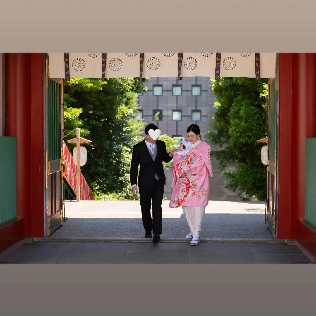 本田珠規さんのインスタグラム写真 - (本田珠規Instagram)「出産してからあっという間の100日👶  体調万全でいきたかったので 100日のタイミングで 遅めのお宮参り&お喰い初めをしてきました✨  とにかくBabyと向き合う目まぐるしい日々🤍 わからないことだらけで あっという間に1日が過ぎ あっという間の100日を迎えました🤍  お宮参りのご祈祷で 娘の名前が読み上げられたとき 何とも言えない心にグッとくるものがあって 涙をこらえました🥹  本当に生まれてきてくれてありがとう。 そして、すくすく元気に 100日を迎えてくれてありがとう。 これからも元気に健やかに育ってね。 それだけが母の願いです。  目の前にいる娘の存在が 愛おしすぎて 胸がいっぱいでした♡  最近は、ママの存在をすごく理解していて 視界にはいらないと 呼ばれます👶❣️  ・身長は65センチ ・体重はおよそ7kg  大きく生まれて そのまま大きく育っています☺️  お喰い初めでは、 食に興味津々でお口をあ～んとあけてました☺️ 離乳食期が楽しみです♪  #お宮参り#お喰い初め#生後３ヶ月 #100日祝い #女の子baby  #日枝神社 #着物」6月10日 21時28分 - tamaki_honda_oscar