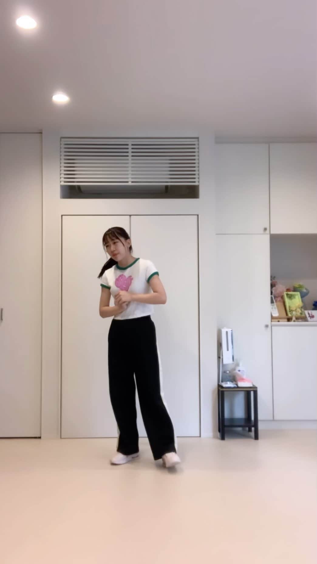 のインスタグラム：「こんばんは〜！！  今日は久しぶりの歌！！ Mrs. GREEN APPLEさんの「soranji」を歌いました〜(？) なんか声出る日だなぁと思って、何となく歌ってみて載せられたら載せよう！くらいのつもりでゆる〜く歌ってます笑 ・ ・ 7月の舞台「013(ゼロイチサン)」のチケットが発売されました〜！！！！ 私のTwitterに「鈴木夢扱いチケットフォーム」のURLを貼っています🎫 応援チケットやチケットの種類などによっては、特典付き⁉️ 終演後に会えたりなんかしちゃったり⁉️ 詳しくは公式HPをご覧下さい。  学割や平日割もありますので、ぜひ観に来て欲しいです🙇‍♀️💞 よろしくお願いします！！！  #MrsGREENAPPLE#ミセスグリーンアップル #ミセス #舞台013」