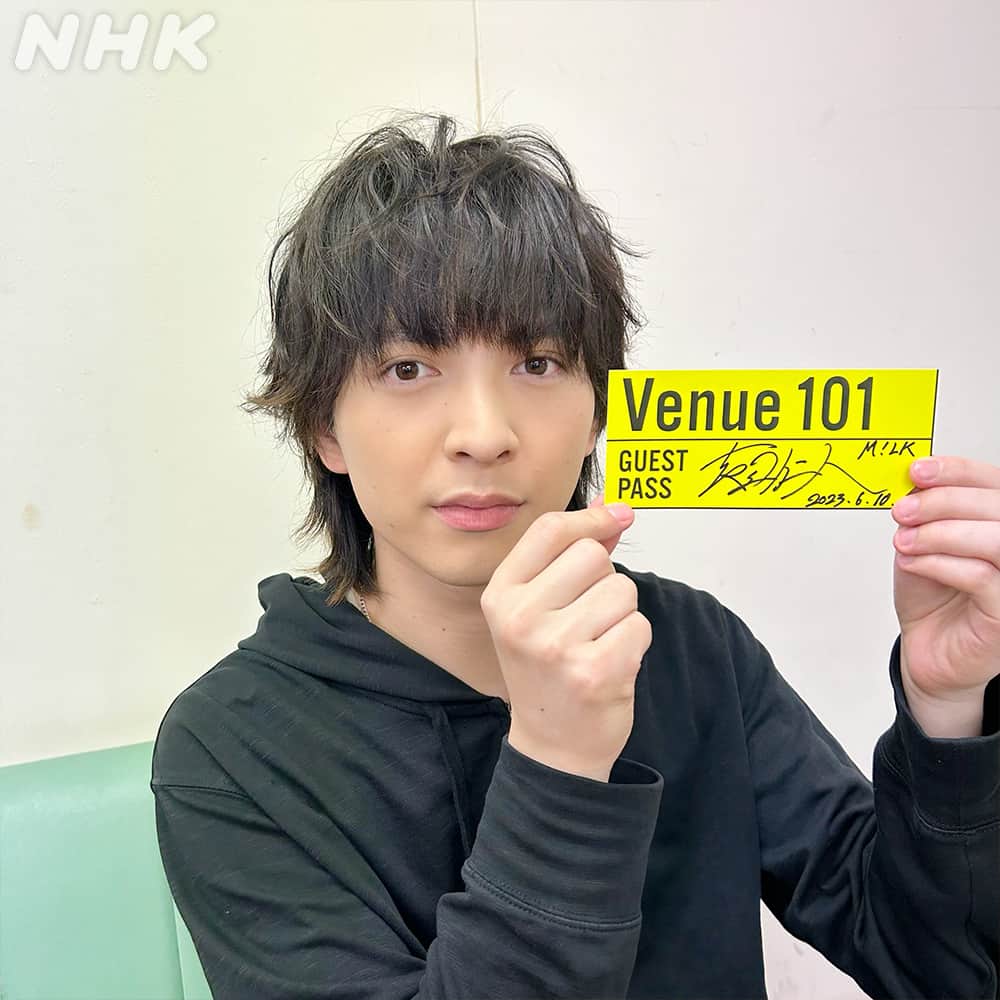 NHK「シブヤノオト」さんのインスタグラム写真 - (NHK「シブヤノオト」Instagram)「「Venue101」 このあと23時から生放送⚡  🐄M!LK🐄①  ゲストパスに サインをいただきました🎫🖊  #MILK #Venue101」6月10日 21時30分 - nhk_venue101