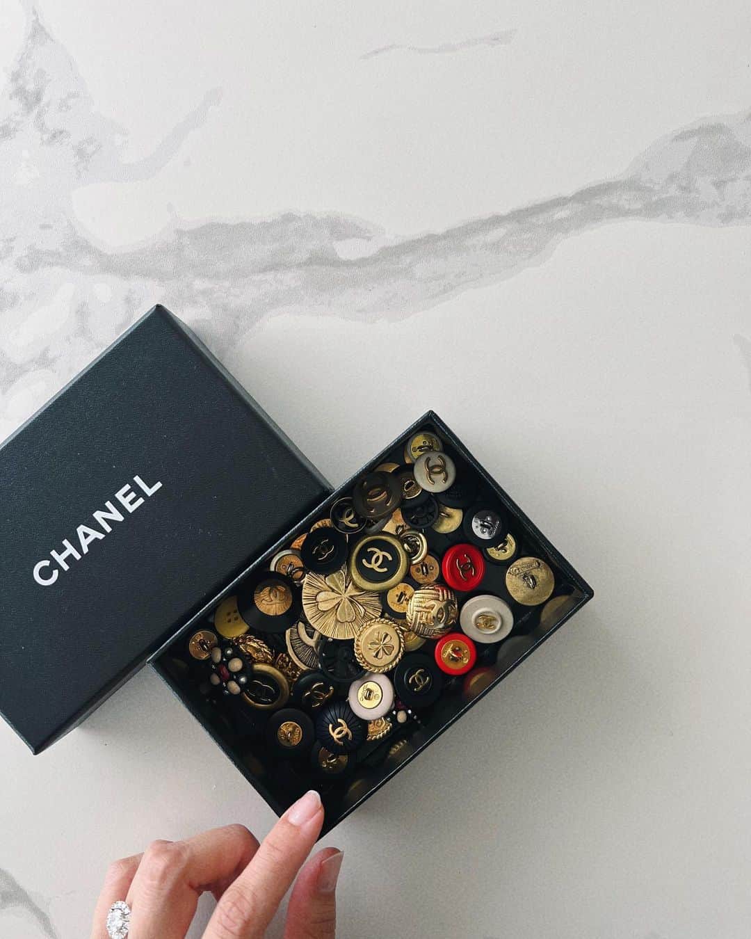 のインスタグラム：「button collection by @akiko_yamamoto ♥︎🇫🇷  宝箱のよう♡ vintage感がまたステキ♡ ついに使う時が来て、ワクワク☺️  #vintagechanel #chanel」