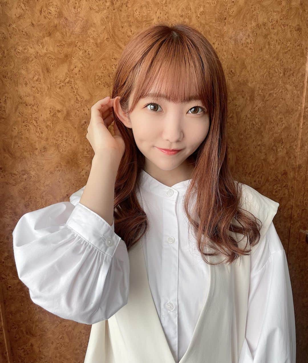 夏川愛実のインスタグラム：「⁡ ⁡ 飽きるまでロングで（´-`）.｡oO ⁡ ⁡ #美容院行きたて#美容院#イメチェン #オレンジブラウン#ヘアカラー #ロングヘア#エクステ#ヘアカラー#暖色カラー #ヘアアレンジ#春コーデ#淡色女子#淡色コーデ #148cm#f4f#いいね返し#l4l#フォロバ ⁡ ⁡ ⁡ ⁡」