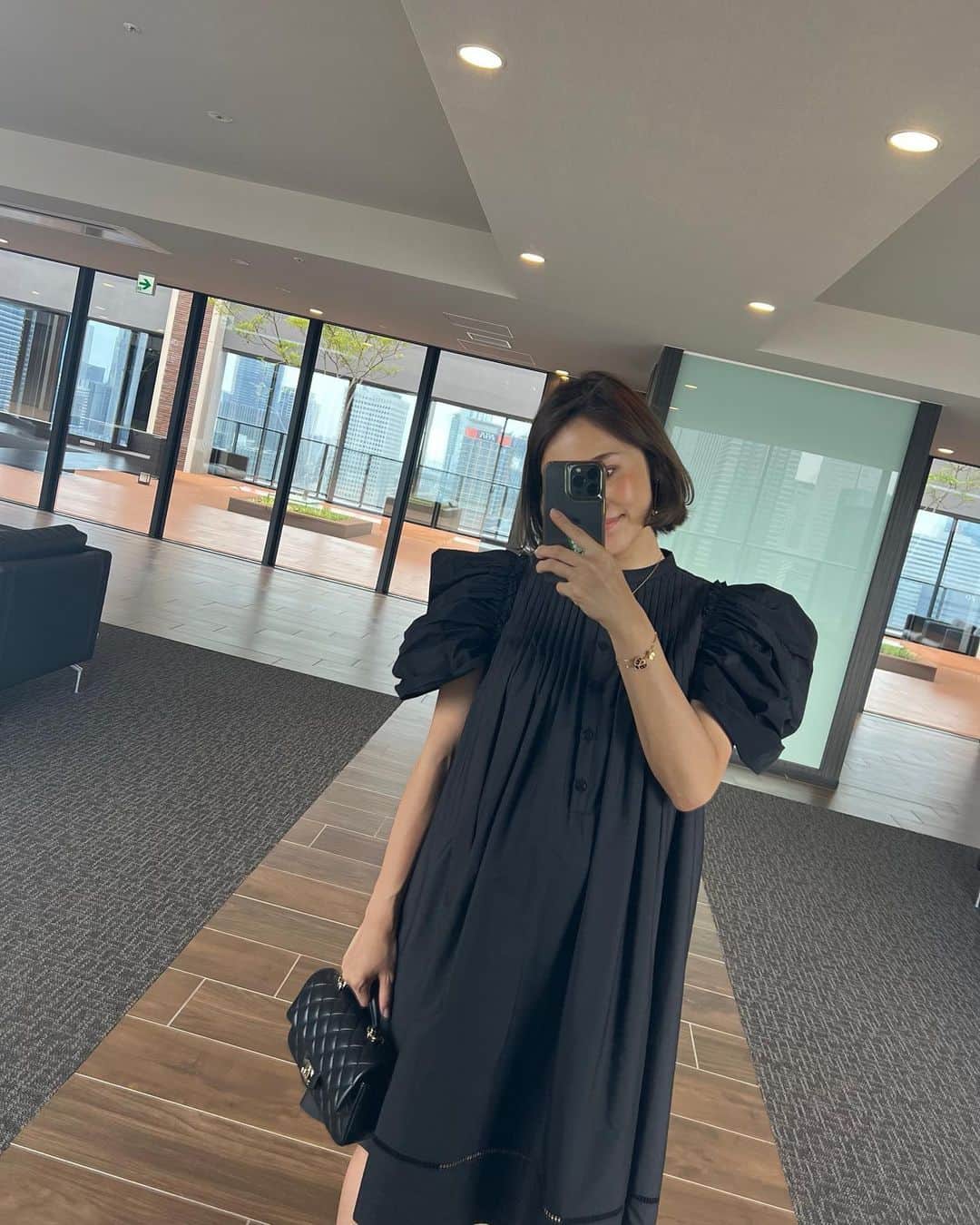 のインスタグラム：「今日は朝から宅配荷物のラッシュで、 お昼からおでかけ♥︎  前ほどアクティブに動き回れなくなってきていますが、残りわずかなマタニティライフ満喫中🤰🏽  夢はベビーカー押しながらセントラルパークをランニングすること🌳👟👶🏼  #weekend #ootd #fashion #coordinate #maternityfashion #マタニティコーデ」
