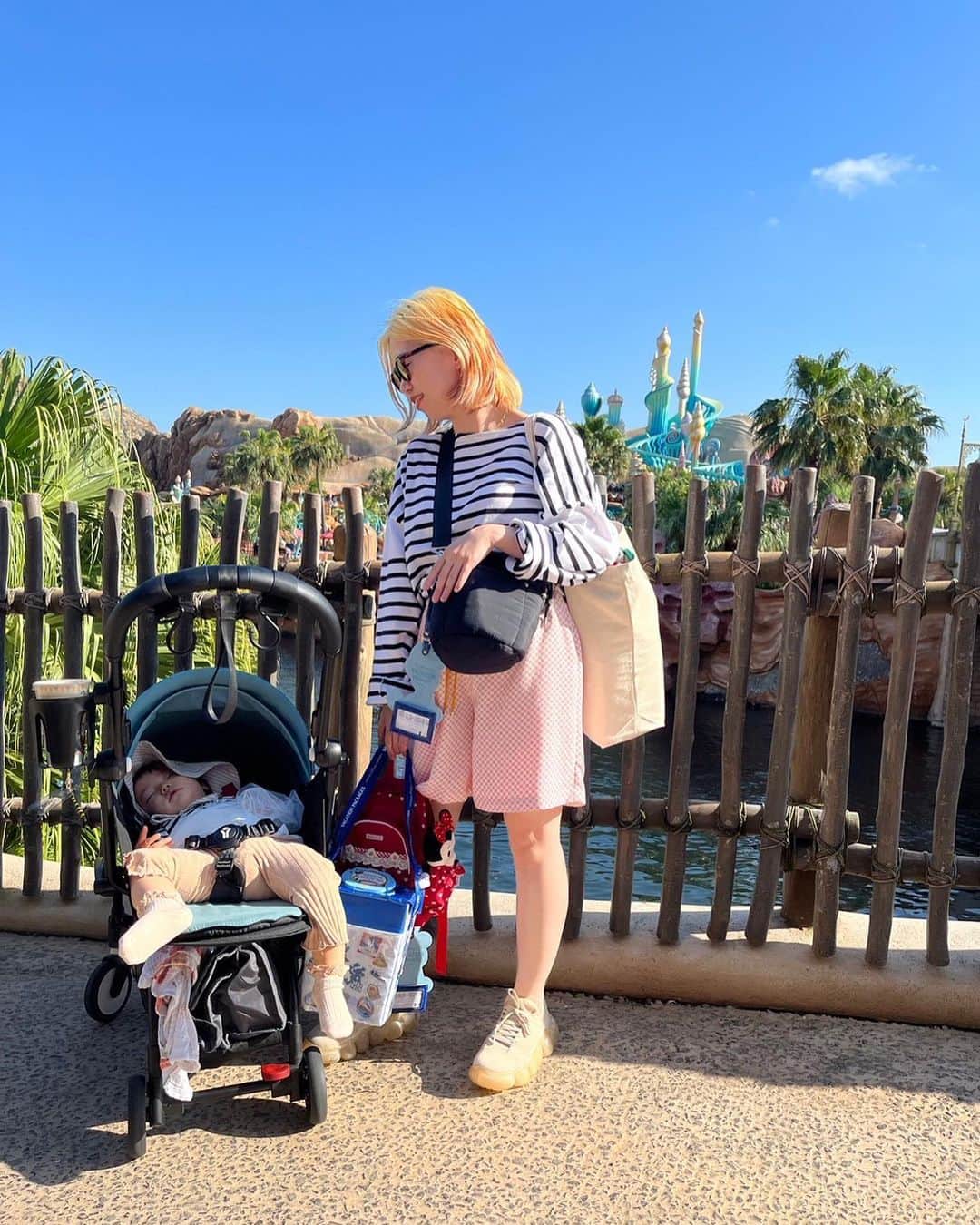 のインスタグラム：「⛴️🏝️🧜‍♀️memory 🧞🏰🪄  少し前。一年ぶりののシーとランド。 姪っ子ちゃんとの思い出作り♡ 最初ベビーカーなしで行けるかーって思ったけど寝たら無理だった ので姪っ子ちゃんのを借りて夕方からはパークのを借りました。 最初から借りればよかった。荷物が無理だった😇  1日目のシーはボーダーで揃えました。 ミッキーのことアッキーて言う。 ミニーはミニーって言えてました😉 マーメードラグーンのショップはキッズ、ベビー豊富って聞いて ミニー耳のキャップちょうどでした！ちゃん18ヶ月。 ハット系は大きかった。 レジで声かけると試着させてもらえます！  キャラクターのことはよくわからないけれどショーの音楽や パークに流れる音楽、アトラクションの音楽に 体を揺らして楽しんでいました。  ショーを待っている時間はピザ食べて 塩なしポテトに目覚めて貪り食べ、 シールブックのシールを足にひたすら貼って過ごしました。 ブックに貼るより体に貼るのが楽しいみたい。 貼るたびに「イエーイ」って言って盛り上がります。🙌  シーオブドリーム素晴らしかった☺️ すごく集中してみていました！👧」