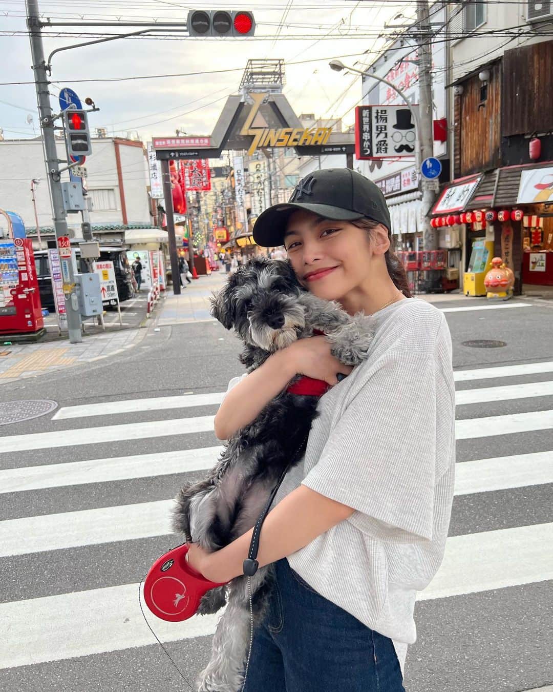 芦住彩來のインスタグラム：「こむぎと🐕  大阪生活もあとちょっとだから 大阪ぽい写真を。📸  ここがどこか分かったらすごい！✨  本当は通天閣前で撮りたかったけど 人多くて断念した😂」
