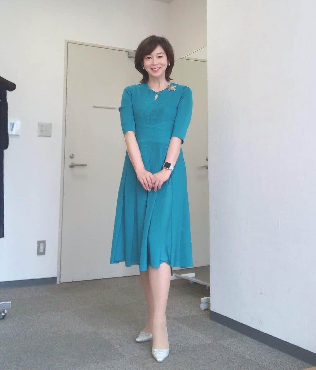 伊藤聡子のインスタグラム：「アップ♪の衣装はHANAE MORI のブルーのニットワンピースでした😊 ウエストのクロス模様がポイントです😘 ウルフィーとの1枚、テーマは「今週も元気にがんばろー！」でした😆 コンパルの海老フライサンドの魅惑の断面✨✨これをガブってすると絶妙なハーモニーになるのです🥰 #メーテレアップ#hanaemori#コンパル#海老フライサンド #伊藤聡子」