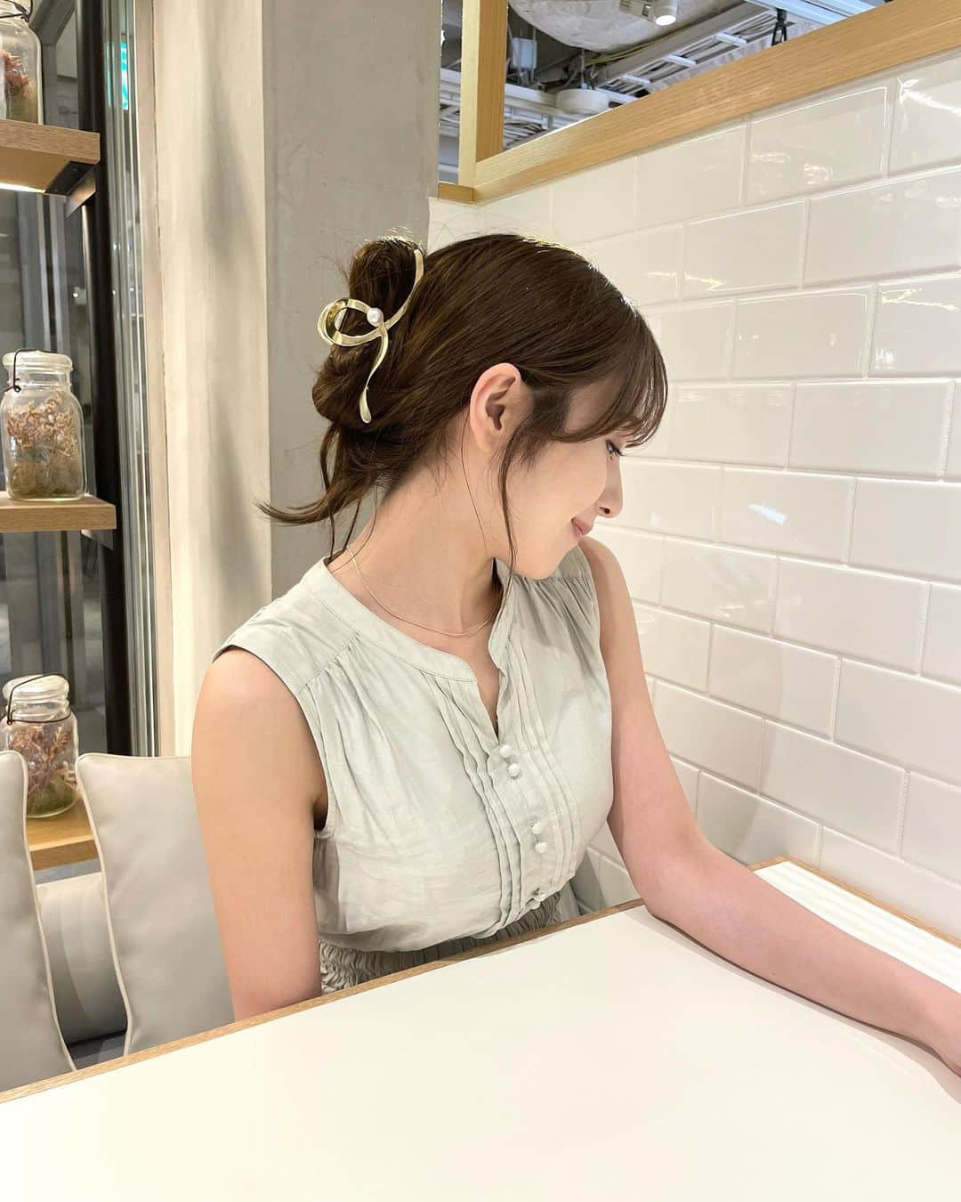 左伴彩佳さんのインスタグラム写真 - (左伴彩佳Instagram)「ゆるっとまとめ髪👱🏻‍♀️✨ 　　　  髪も長いし量も多いから、お団子にしてから大きめのヘアクリップで簡単にアレンジ🌼  　　 ヘアクリップはラティスで購入しました🐈       #ヘアアレンジ　#まとめ髪　#バンスクリップ #ヘアクリップ　#ロングヘア　#ラティスヘアアレンジ」6月10日 21時52分 - hidaaya_729